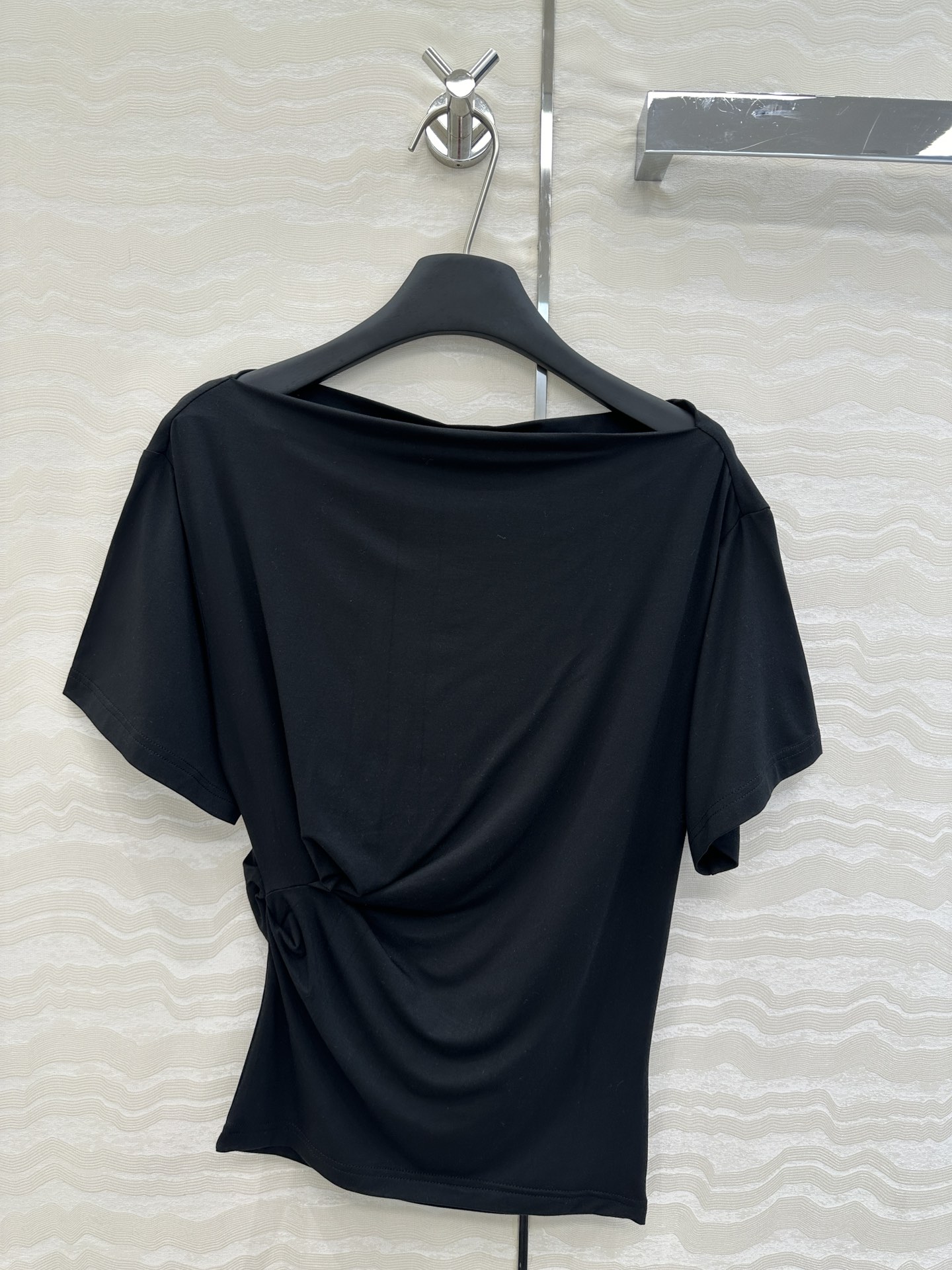 NO:826880,Exclusive first release of original items with high quality and high sense of wear!  Deconstructed classic one-neck top. Long-term fashionable single-piece T-shirt with irregular cut on the shoulder. Original custom tailoring to create an Italian minimalist sense of luxury. Imported high-end modal cotton fabric has a great texture!  The version is versatile and won’t be picky!  It is highly recommended to keep money for yourself. Two colors and 3 codes are available for grabs now!  S size bust 92, length 61., women's clothing, tees, t-shirt,19860909独家首发原单品质,高智感穿搭！解构主义经典一字领上衣.长期主义时髦精单品正肩不规则剪裁设T恤.原版定制剪裁打造意式极简的高级感,进口高端莫代尔纯棉面料质感超赞！版型百搭不挑人！强烈推荐自留款.两色3码 现货开抢！S码胸围92,衣长61.,女装,tees，t-shirt,,Women's clothing