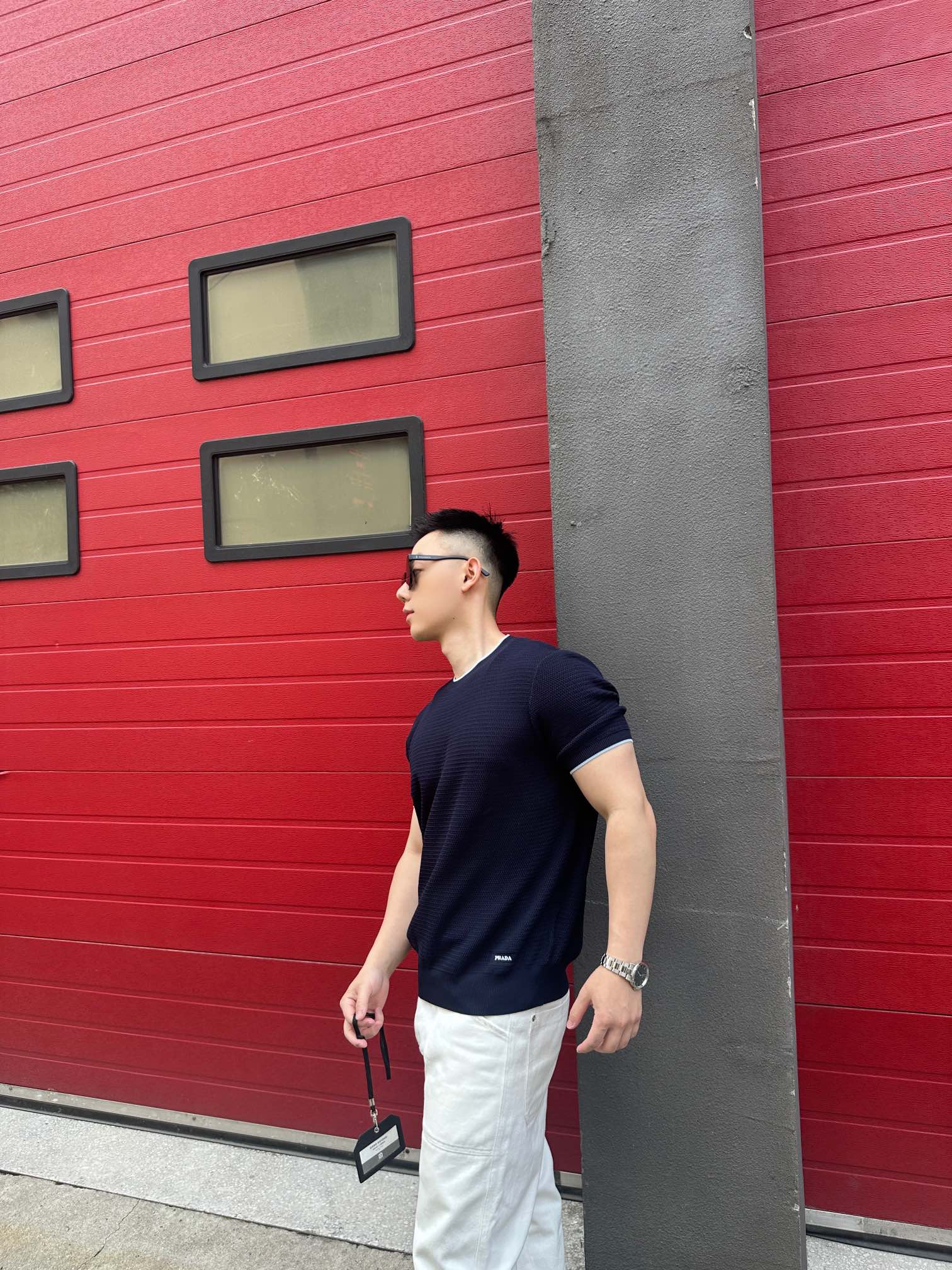 。Prada 字母徽标针织衫
定织定染奢润超细冰丝毛料 柔软丝滑 舒适贴肤 以深邃藏蓝为主色调 搭配上那