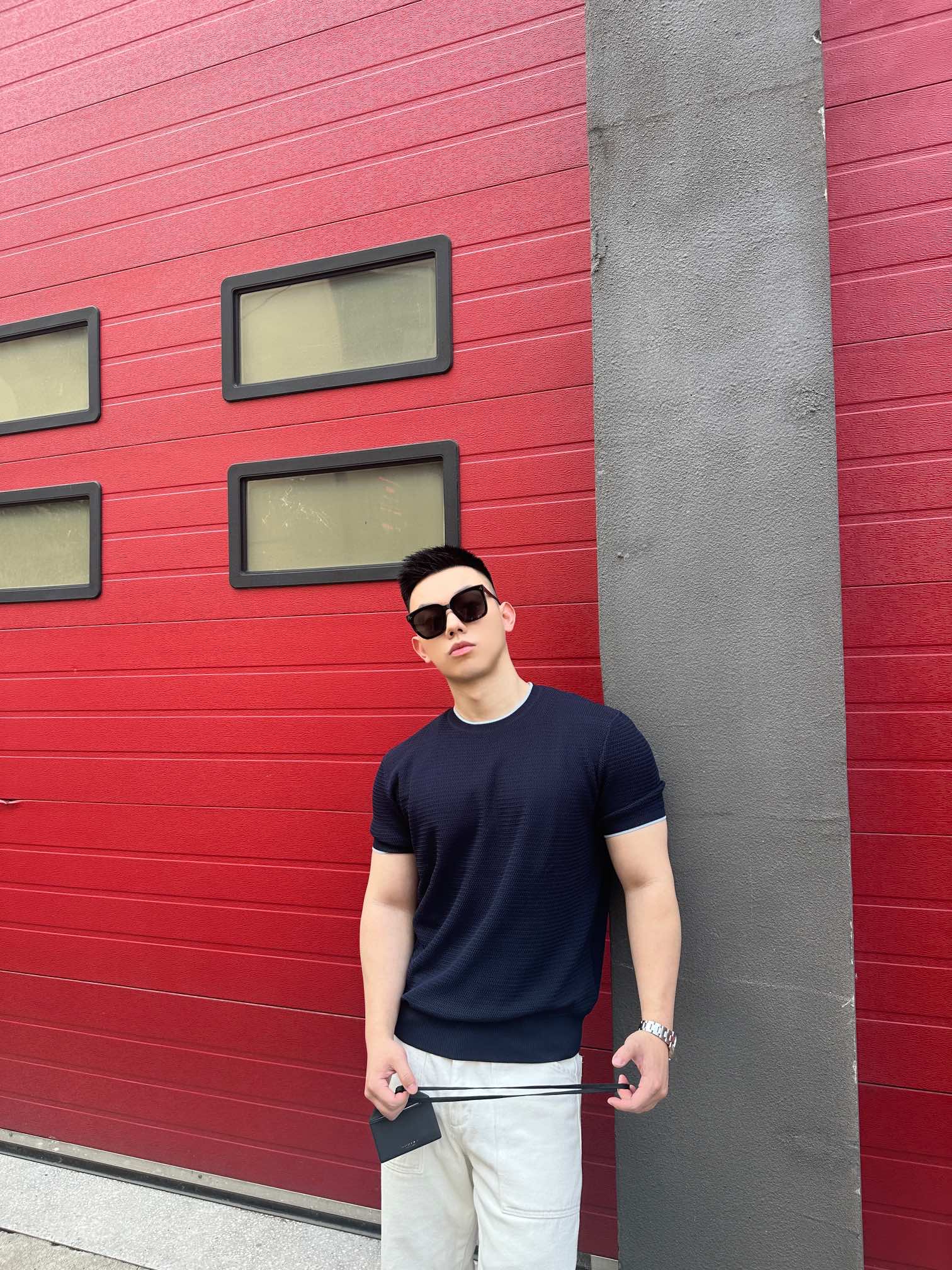 。Prada 字母徽标针织衫
定织定染奢润超细冰丝毛料 柔软丝滑 舒适贴肤 以深邃藏蓝为主色调 搭配上那