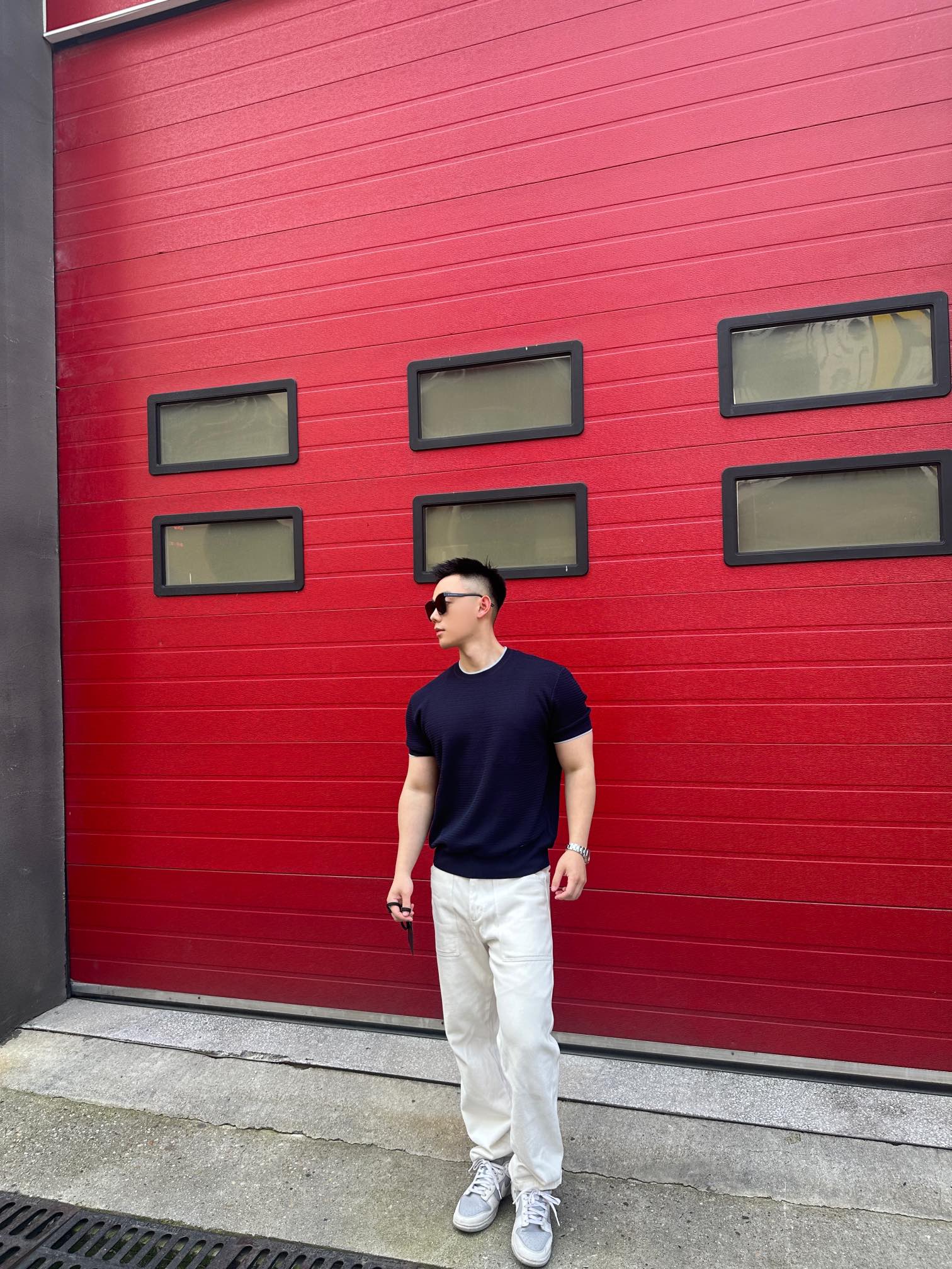 。Prada 字母徽标针织衫
定织定染奢润超细冰丝毛料 柔软丝滑 舒适贴肤 以深邃藏蓝为主色调 搭配上那