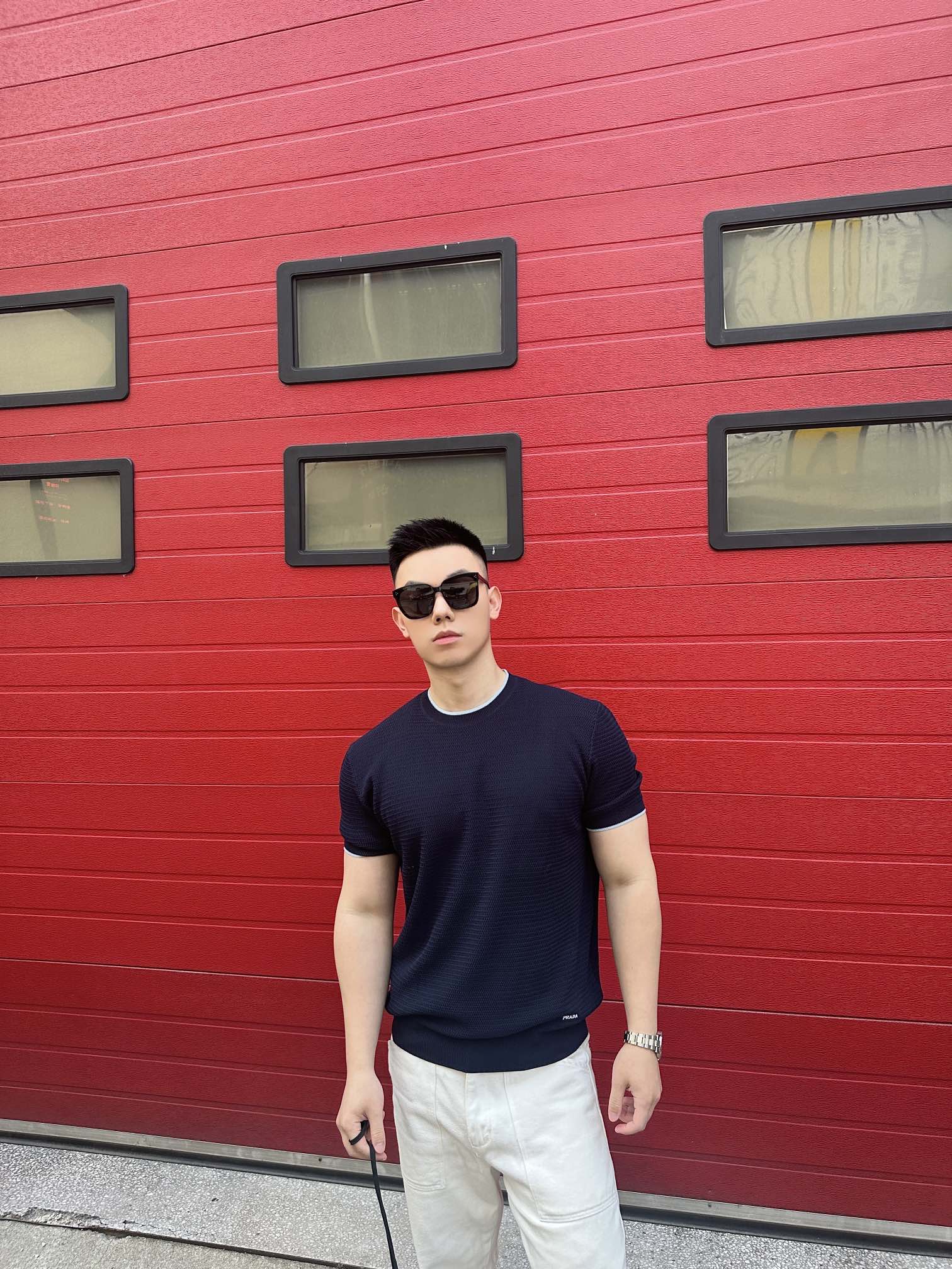 。Prada 字母徽标针织衫
定织定染奢润超细冰丝毛料 柔软丝滑 舒适贴肤 以深邃藏蓝为主色调 搭配上那