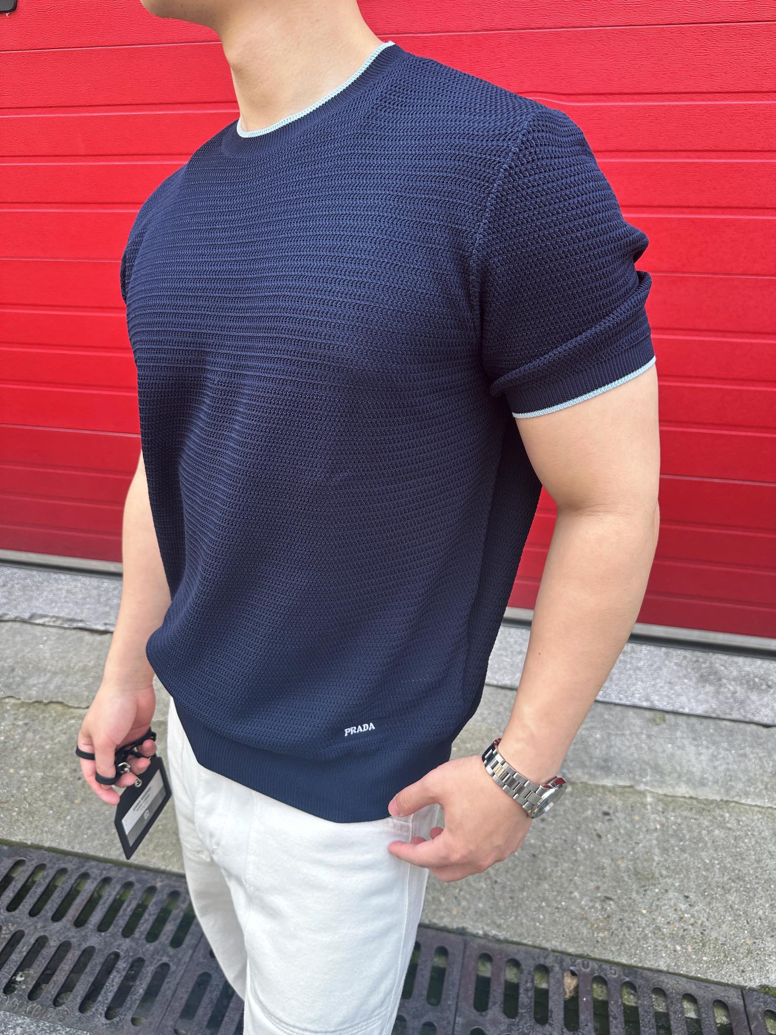 。Prada 字母徽标针织衫
定织定染奢润超细冰丝毛料 柔软丝滑 舒适贴肤 以深邃藏蓝为主色调 搭配上那