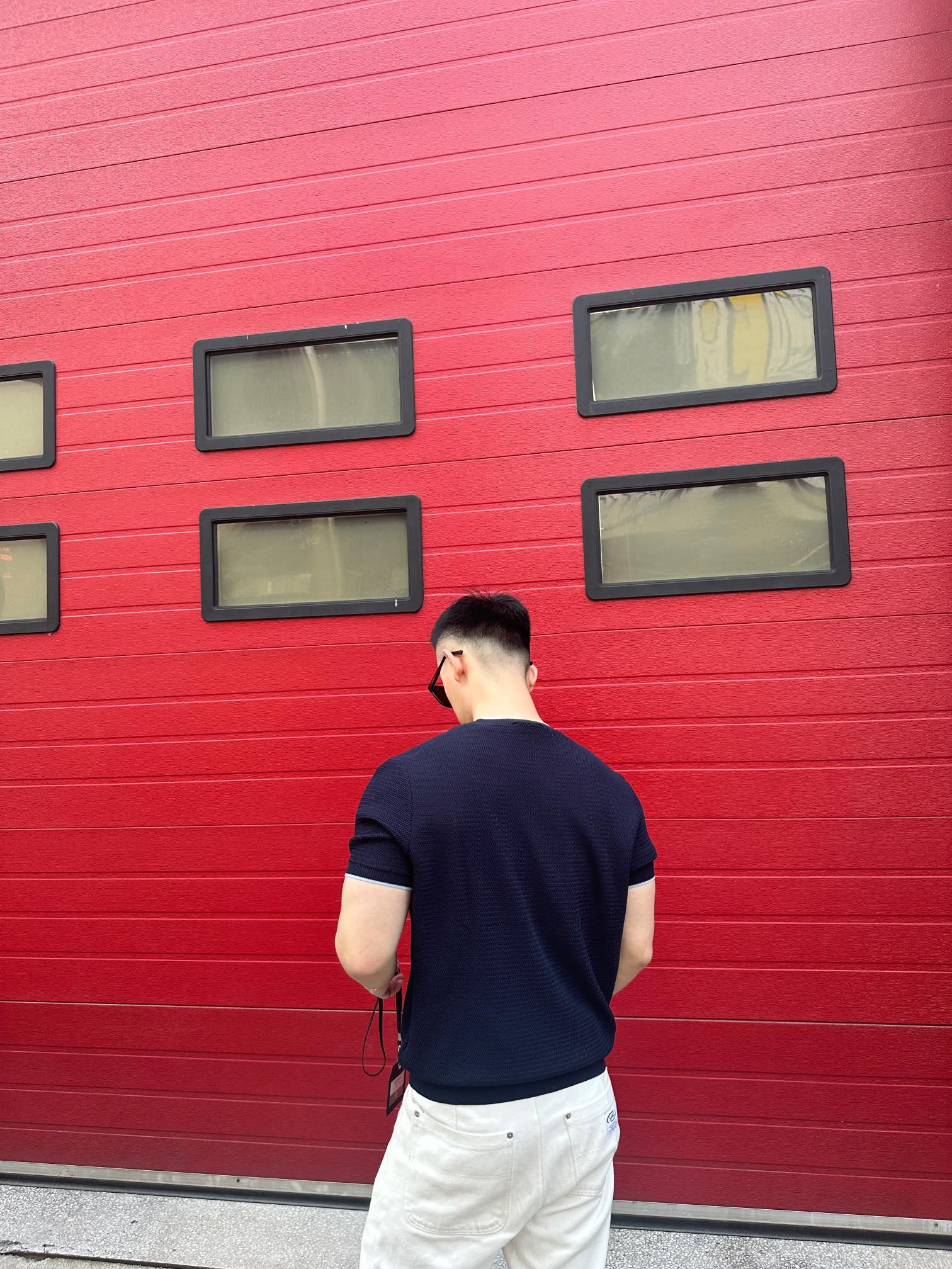 。Prada 字母徽标针织衫
定织定染奢润超细冰丝毛料 柔软丝滑 舒适贴肤 以深邃藏蓝为主色调 搭配上那