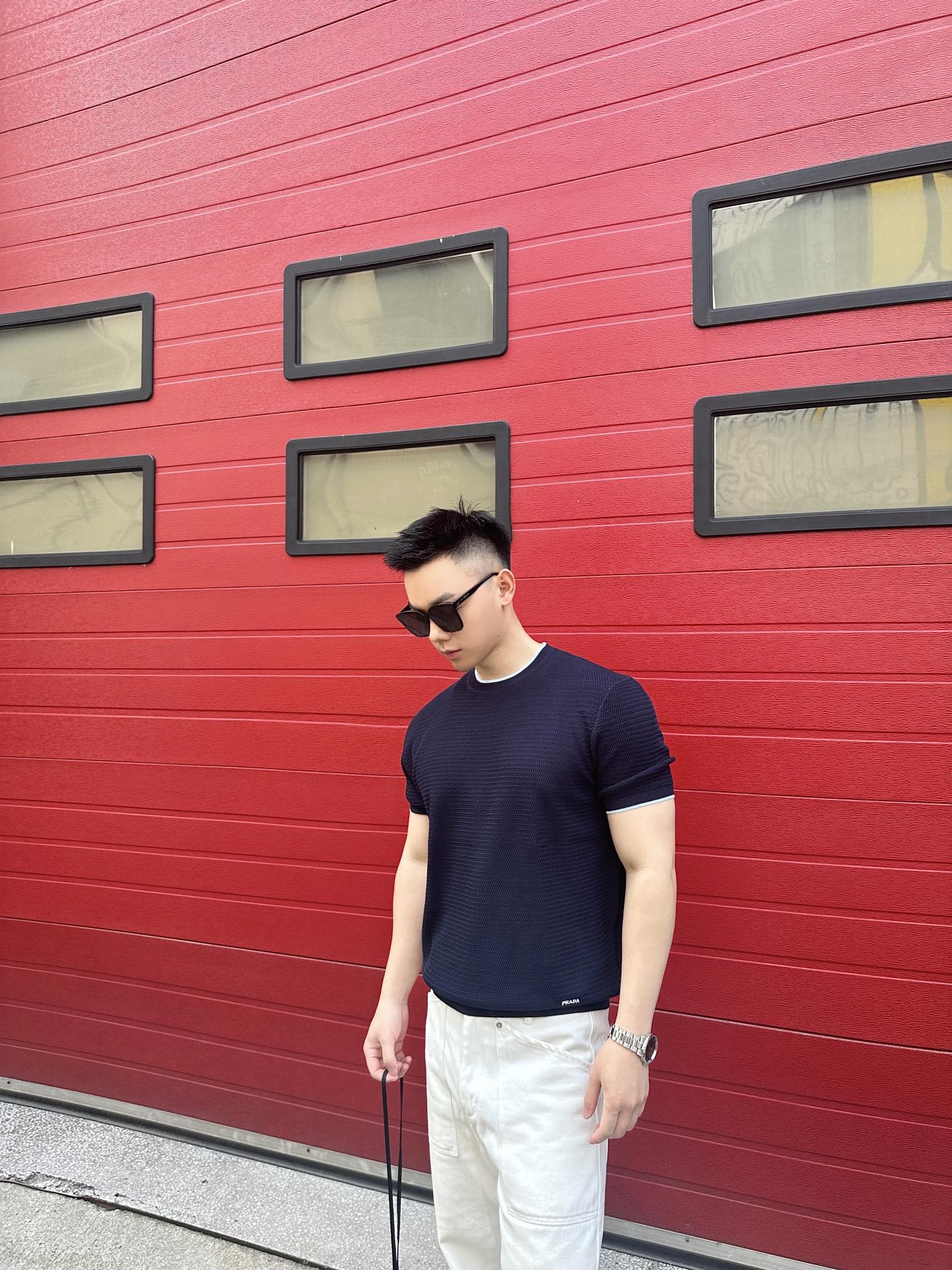 。Prada 字母徽标针织衫
定织定染奢润超细冰丝毛料 柔软丝滑 舒适贴肤 以深邃藏蓝为主色调 搭配上那