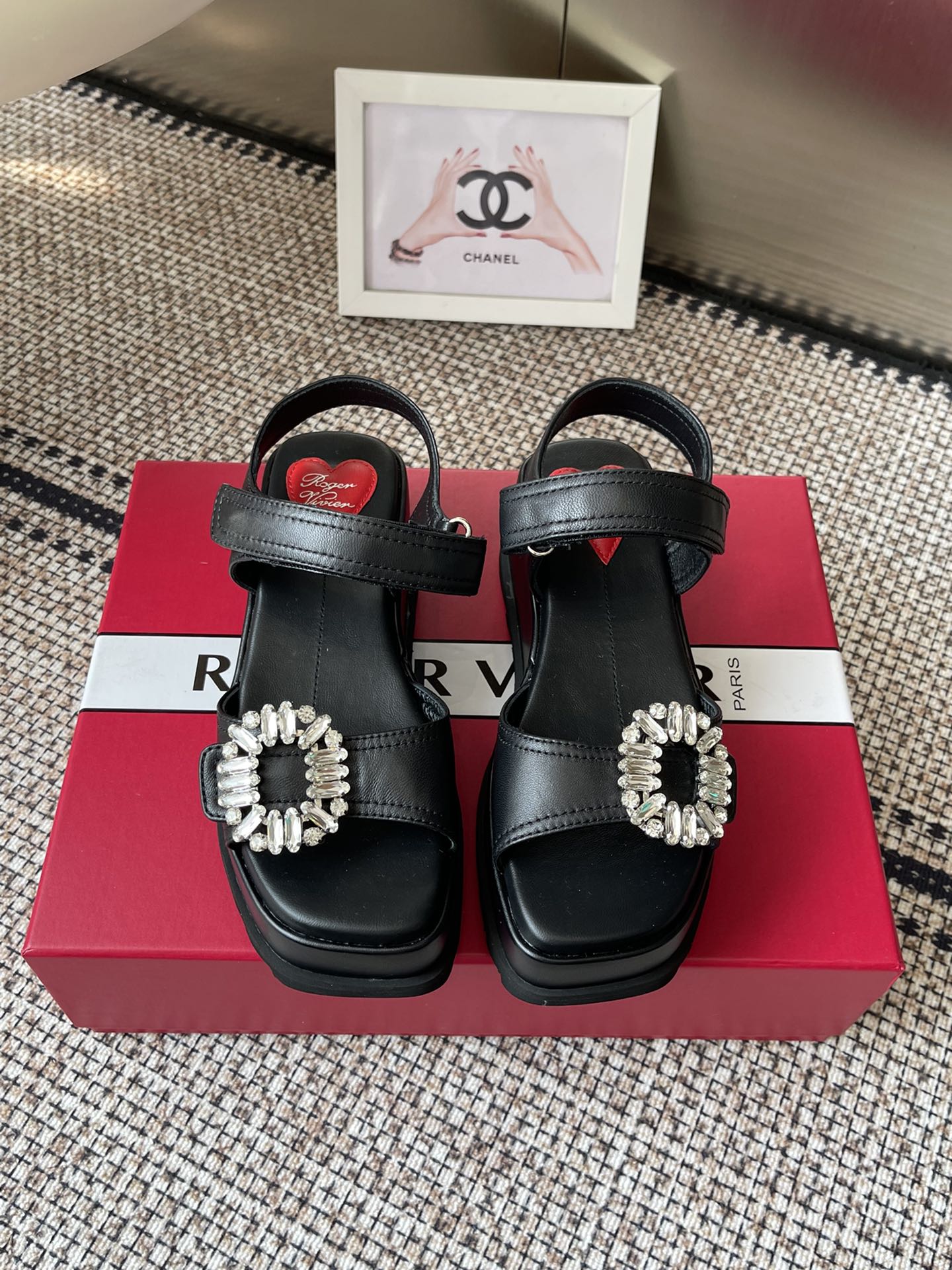 NO:266186,25 new diamond buckle pure leather women's thick-soled sandals RV thick-soled sandals. The sandals are full of fashion sense and have a summery feeling. Styles made of the same material. The soles are super soft and the wide feet are particularly friendly. The rear tripod strap is adjustable and matched with a strong summer island style. The design highlights the romantic atmosphere and is firm and durable. It can better reflect our pursuit of quality. It has good breathability and protects the feet and does not stuff the feet. It has good softness and brings a comfortable wearing experience, allowing the shoes to maintain the texture and be full of natural vitality!  The diamond buckle is exquisite and shining, and the slender high heel design shows the graceful figure. It is simple and not simple, and it immediately lights up the fairy's look!  Original custom rubber sole Material: Customized original cowhide, imported sheepskin lining, heel height 7.5cm, size 35-40 (40 custom made, no return or replacement), sandals, sandals, cowhide, sheepskin1986090925新款钻扣纯皮女厚底凉鞋  RV 厚底凉鞋 时尚感满满的凉鞋很有夏天的感觉 同材质的款式 鞋底超级柔软 宽脚特别友好 后绊带可调节搭配包浓浓夏日海岛风凹造型必备 设计彰显浪漫主义气息,且牢固耐穿.更能体现我们对品质的追求.透气性好护脚不闷脚.具有良好的柔软性带来舒适的穿着体验,让鞋子保有质感更充满大自然的生命力！钻扣精致闪耀,纤细的高跟设计尽显曼妙身姿.简约不简单,即刻点亮仙女造型！ 鞋底原版定制橡胶底 材质: 定制原版牛皮 垫脚进口羊皮内里  跟高7.5cm 码数35-40（40订做不退不换）,凉鞋,sandals,cowhide,sheepskin,Women's Shoes