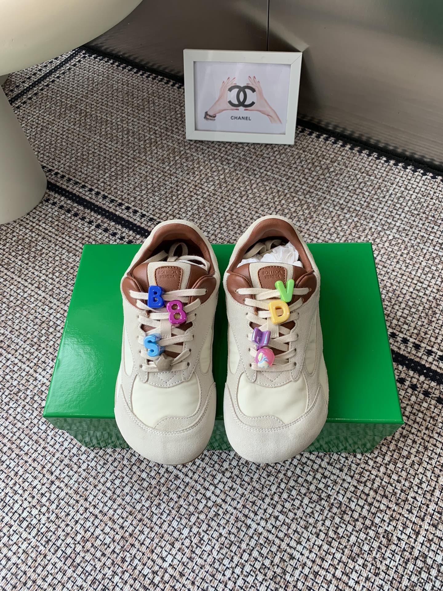 NO:266176,Women's Decorative Buckles Bottega Veneta Baodiejia BV Latest Orbit Series Retro Casual Sneakers Couple Style Bottega Veneta Inspired by the free and casual retro style of the 1990s, it launches a new neutral sneaker Orbit series. While ensuring casual comfort, there is no shortage of fine sculpting. The selected space cloth fabric echoes the brand's iconic Intreccio elements to achieve a light feel of the feet and brings a new interpretation with a sophisticated avant-garde design. Paying tribute to the personality style in the collision of functions and silhouettes, creating a timeless styling style. Dynamics