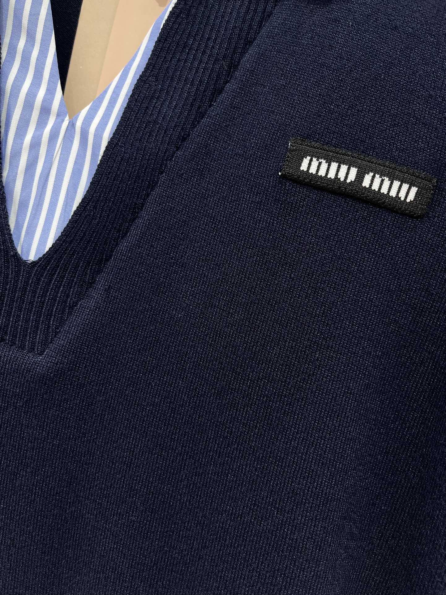 𝗠𝗜𝗨𝗠𝗜𝗨*缪缪宽松休闲韩版POLO领短袖针织衫

它的设计深深吸引了！POLO领的设计，既经典又时尚