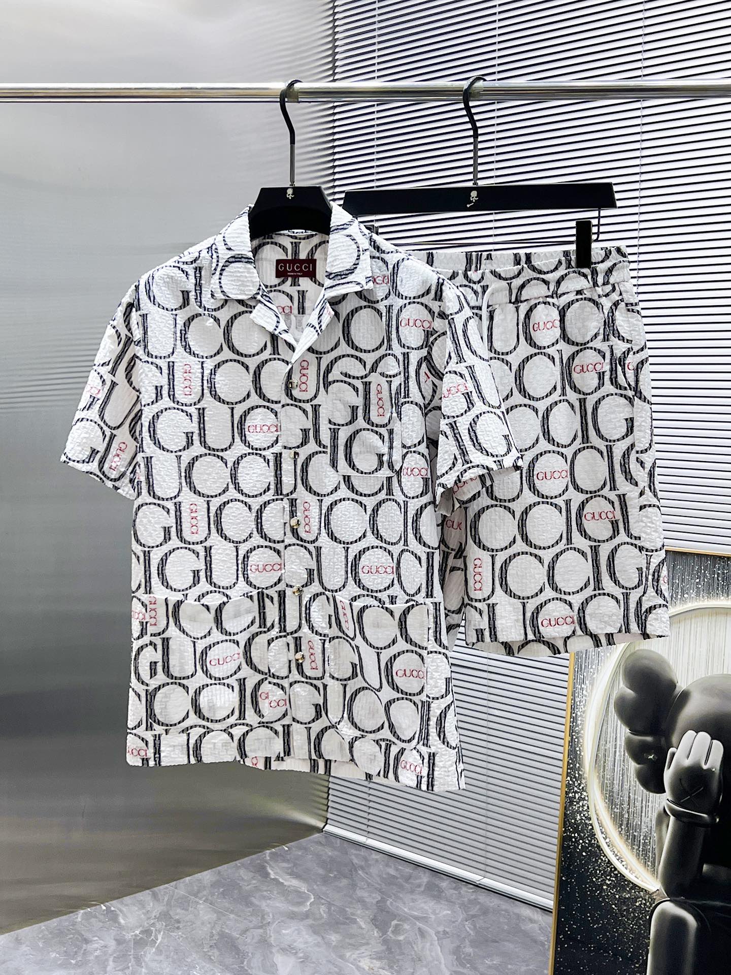 NO:412968,cc Gucci GUCCI 2025ss Spring and Summer New Style Casual Short Sleeve Shorts Pants Set, High-end Version!  Customized fabrics for counters are breathable and comfortable, with impeccable details, and the brand element design concept reflects high quality. The feel is delicate and soft!  It is casually cut, with a great upper body style!  Number of codes 48-56, gucci, shorts, T-shirt, alexander wang19860909cc 古奇 GUCCI 2025ss春夏新款 休闲 短袖 短裤裤 套装,高端版本！专柜定制面料 透气舒适度高,细节无可挑剔,品牌元素设计理念,体现高品质.手感细腻柔软！呈现休闲裁剪,上身版型超赞！码数48-56,,gucci,shorts,T-shirt,alexander wang,Men's clothing