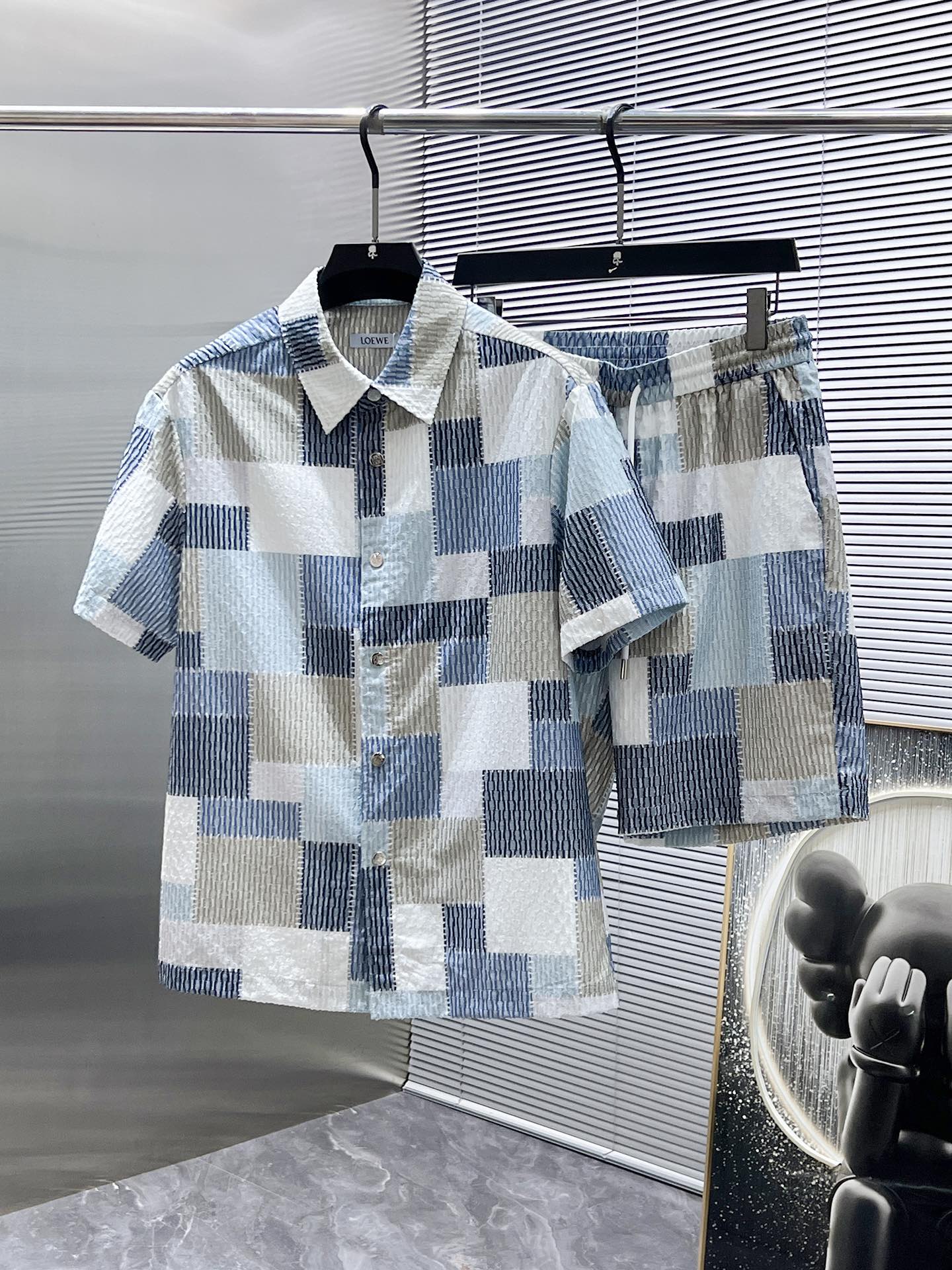 NO:412990,g cc Loewe loewe 2025ss spring and summer new style casual shorts shorts suit, high-end version!  Customized fabrics for counters are breathable and comfortable, with impeccable details, and the brand element design concept reflects high quality. The feel is delicate and soft!  It is casually cut, with a great upper body style!  Number of codes 48-56, loewe, loewe, shorts, T-shirt, alexander wang19860909g cc 罗意威 loewe 2025ss春夏新款 休闲 短袖 短裤裤 套装,高端版本！专柜定制面料 透气舒适度高,细节无可挑剔,品牌元素设计理念,体现高品质.手感细腻柔软！呈现休闲裁剪,上身版型超赞！码数48-56,,loewe,loewe,shorts,T-shirt,alexander wang,Men's clothing