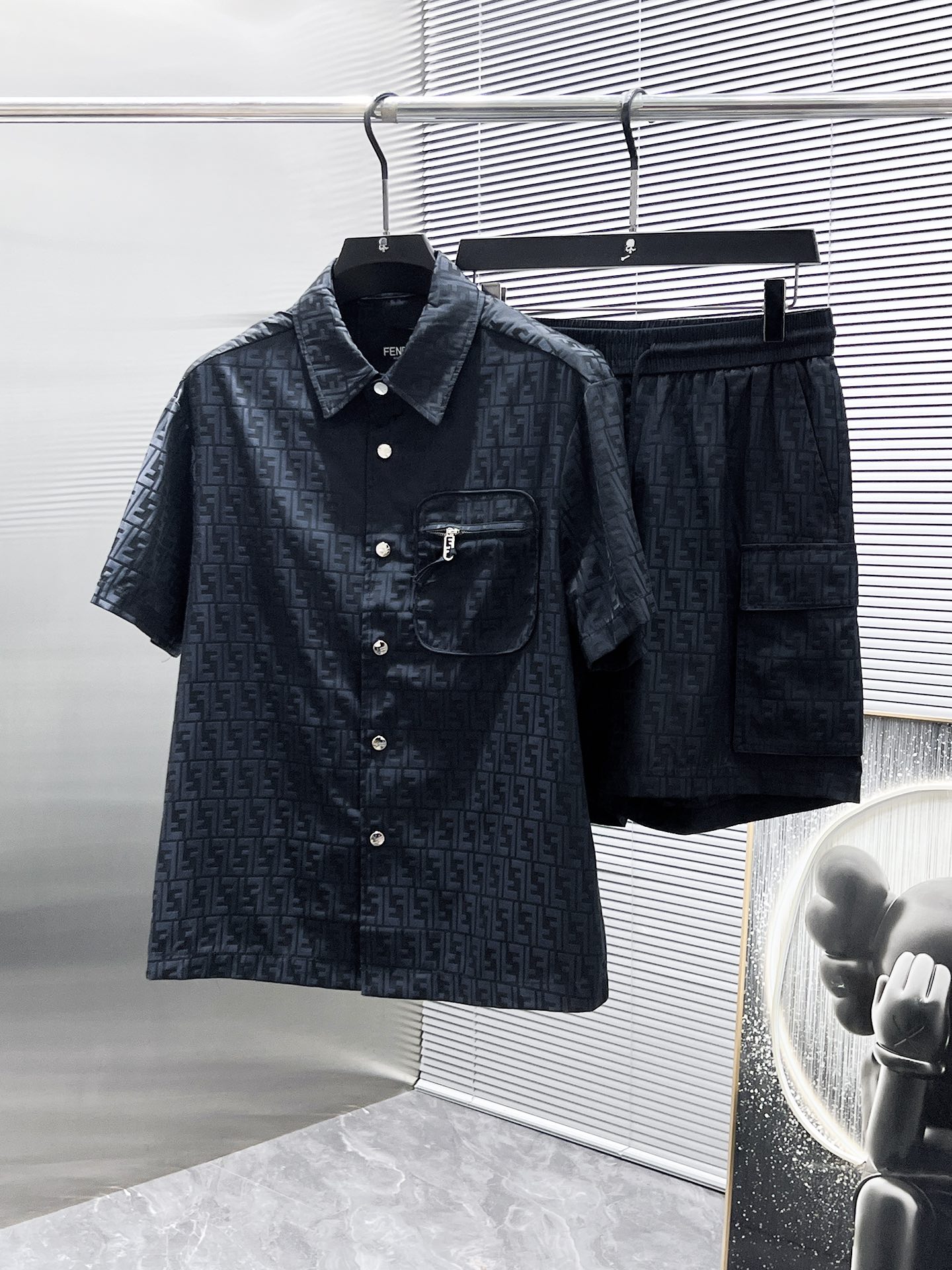 NO:412996,g cc Fendi Fendi 2025ss Spring and Summer New Style Casual Short Sleeve Shorts Pants Set, High-end Version!  Customized fabrics for counters are breathable and comfortable, with impeccable details, and the brand element design concept reflects high quality. The feel is delicate and soft!  It is casually cut, with a great upper body style!  Number of codes 48-56, fendi, fendi, shorts, T-shirt, alexander wang19860909g cc 芬迪 fendi 2025ss春夏新款 休闲 短袖 短裤裤 套装,高端版本！专柜定制面料 透气舒适度高,细节无可挑剔,品牌元素设计理念,体现高品质.手感细腻柔软！呈现休闲裁剪,上身版型超赞！码数48-56,,fendi,fendi,shorts,T-shirt,alexander wang,Men's clothing