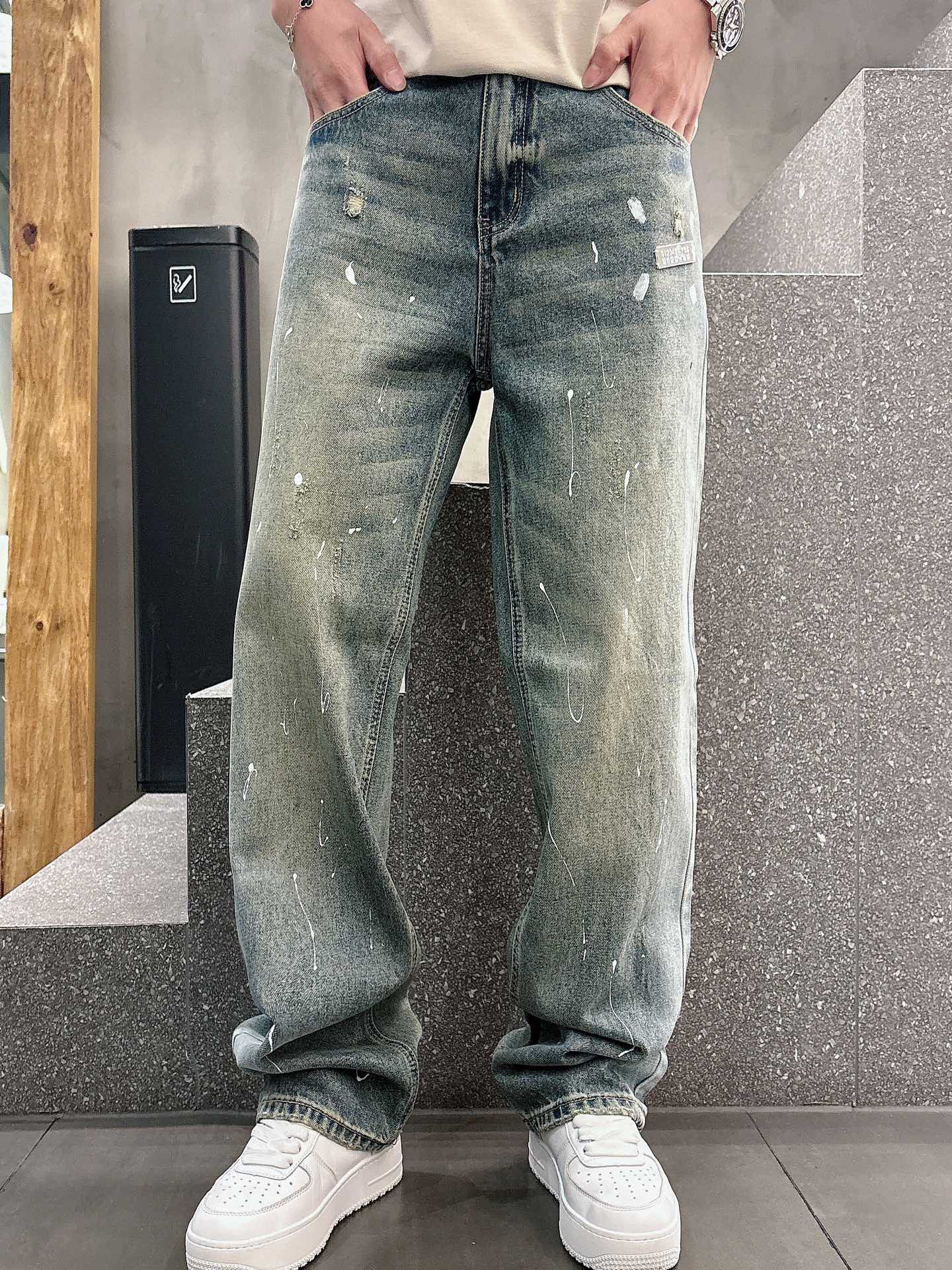 NO:487679,【Majila】Jeans · 5/Hot-selling spot Original quality Majila｜Custom fabric Jeans Use high-end customized silver wire fabric, denim is very comfortable to wear, conventional design, good inclusiveness, contrasting metal decoration, add visual charm, and the pattern of the pants will be very delicate, which is a very good fabric. Use heavy-duty hand-painted graffiti technology Denim has good moisture absorption and breathability, the cloth is soft and the feel is also very smooth, becoming the favorite choice for everyone. Blue and gray 29-38,,masion margiela,jeans,alexander wang19860909【马吉拉】牛仔裤 · 5/爆款现货 原单品质 马吉拉｜定制面料牛仔裤 采用高端定制银丝面料,牛仔穿起来非常舒适,常规设计,包容性好,撞色金属装饰 增添视觉魅力,而且裤子的纹路会非常细腻,是非常好的面料 采用重工手绘涂鸦技术 牛仔具有良好的吸湿性和透气性,布面光泽柔和,手感也非常细滑,成为众人最爱的选择 蓝灰色 29-38,,masion margiela,jeans,alexander wang,Men's clothing