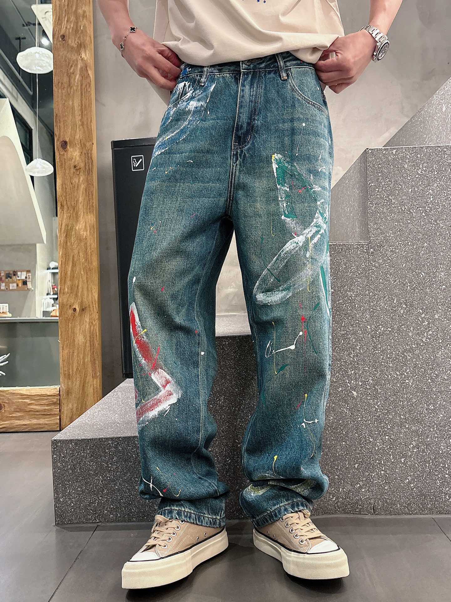 NO:487684,【lv】Jeans · 5/Hot-selling spot Original single quality lv｜Custom fabric Jeans Use high-end customized silver wire fabric, denim is very comfortable to wear, conventional design, good inclusiveness, contrasting metal decoration, add visual charm, and the pattern of the pants will be very delicate, which is a very good fabric. Use heavy-duty hand-painted graffiti technology Denim has good moisture absorption and breathability, the cloth is soft and the feel is also very smooth, becoming the favorite choice for everyone. Blue and gray 29-38,,louis vuitton,jeans,alexander wang19860909【lv】牛仔裤 · 5/爆款现货 原单品质 lv｜定制面料牛仔裤 采用高端定制银丝面料,牛仔穿起来非常舒适,常规设计,包容性好,撞色金属装饰 增添视觉魅力,而且裤子的纹路会非常细腻,是非常好的面料 采用重工手绘涂鸦技术 牛仔具有良好的吸湿性和透气性,布面光泽柔和,手感也非常细滑,成为众人最爱的选择 蓝灰色 29-38,,louis vuitton,jeans,alexander wang,Men's clothing