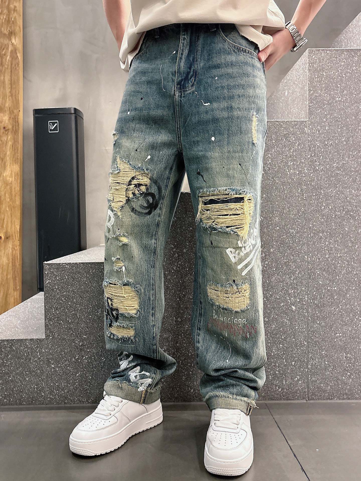 NO:487688,[Balenciag*] Jeans · 5/Hot-selling spot Original quality Paris | Customized fabric Jeans Use high-end custom silver wire fabric, denim is very comfortable to wear, conventional design, good inclusiveness, contrasting metal decoration, add visual charm, and the pattern of the pants will be very delicate, which is a very good fabric. Use heavy-duty hand-painted graffiti technology Denim has good moisture absorption and breathability, the cloth is soft and the feel is also very smooth, becoming the favorite choice for everyone. Blue and gray 29-38,,balenciaga,jeans,alexander wang19860909［Balenciag*】牛仔裤 · 5/爆款现货 原单品质 巴黎｜定制面料牛仔裤 采用高端定制银丝面料,牛仔穿起来非常舒适,常规设计,包容性好,撞色金属装饰 增添视觉魅力,而且裤子的纹路会非常细腻,是非常好的面料 采用重工手绘涂鸦技术 牛仔具有良好的吸湿性和透气性,布面光泽柔和,手感也非常细滑,成为众人最爱的选择 蓝灰色 29-38,,balenciaga,jeans,alexander wang,Men's clothing