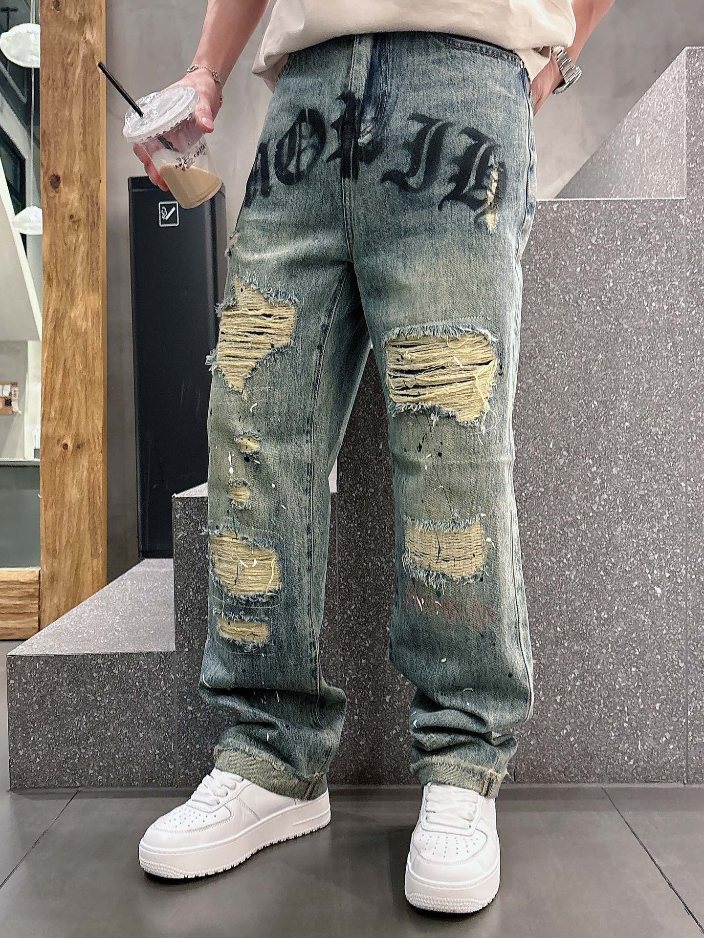 NO:487692,[Cro] Jeans · 5/Hot-spot original quality Cro | Customized fabric Jeans Use high-end custom silver wire fabric, denim is very comfortable to wear, conventional design, good inclusiveness, contrasting metal decoration, add visual charm, and the pattern of the pants will be very delicate, which is a very good fabric. Heavy-industrial hand-painted graffiti technology Denim has good moisture absorption and breathability, the cloth is soft and the feel is also very smooth, becoming the favorite choice for everyone. Blue and gray 29-38,,chrome hearts, jeans, alexander wang19860909［克罗】牛仔裤 · 5/爆款现货 原单品质 克罗｜定制面料牛仔裤 采用高端定制银丝面料,牛仔穿起来非常舒适,常规设计,包容性好,撞色金属装饰 增添视觉魅力,而且裤子的纹路会非常细腻,是非常好的面料 采用重工手绘涂鸦技术 牛仔具有良好的吸湿性和透气性,布面光泽柔和,手感也非常细滑,成为众人最爱的选择 蓝灰色 29-38,,chrome hearts,jeans,alexander wang,Men's clothing