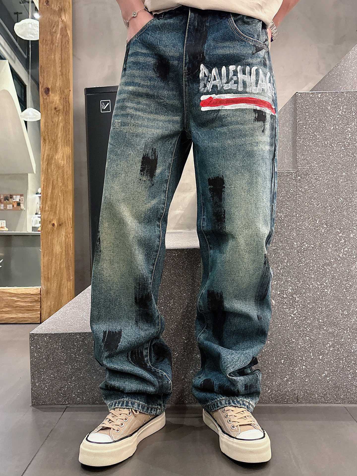 NO:487696,[Balenciag*] Jeans · 5/Hot-selling stock Original quality Paris | Customized fabric Jeans Use high-end custom silver wire fabric, denim is very comfortable to wear, conventional design, good inclusiveness, contrasting metal decoration, add visual charm, and the pattern of the pants will be very delicate, which is a very good fabric. Use heavy-duty hand-painted graffiti technology Denim has good moisture absorption and breathability, the cloth is soft and the feel is also very smooth, becoming the favorite choice for everyone. Blue 29-38,,balenciaga,jeans,alexander wang19860909［Balenciag*】牛仔裤 · 5/爆款现货 原单品质 巴黎｜定制面料牛仔裤 采用高端定制银丝面料,牛仔穿起来非常舒适,常规设计,包容性好,撞色金属装饰 增添视觉魅力,而且裤子的纹路会非常细腻,是非常好的面料 采用重工手绘涂鸦技术 牛仔具有良好的吸湿性和透气性,布面光泽柔和,手感也非常细滑,成为众人最爱的选择 蓝色 29-38,,balenciaga,jeans,alexander wang,Men's clothing