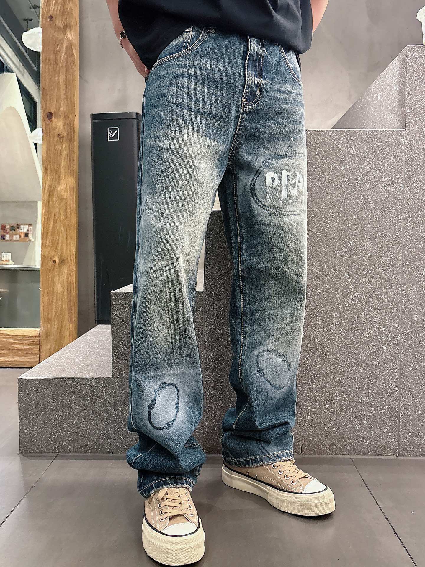 NO:487650,【Prad*】Jeans · 5/Hot-spot Original quality Prad*｜Custom fabric Jeans Use high-end customized silver wire fabric, denim is very comfortable to wear, conventional design, good inclusiveness, contrasting metal decoration, add visual charm, and the pattern of the pants will be very delicate, which is a very good fabric. Use heavy-duty hand-painted graffiti technology Denim has good moisture absorption and breathability, the cloth is soft and the feel is very smooth, making it a favorite choice for everyone. Blue 29-38,,prada,jeans,alexander wang19860909【Prad*】牛仔裤 · 5/爆款现货 原单品质 Prad*｜定制面料牛仔裤 采用高端定制银丝面料,牛仔穿起来非常舒适,常规设计,包容性好,撞色金属装饰 增添视觉魅力,而且裤子的纹路会非常细腻,是非常好的面料 采用重工手绘涂鸦技术 牛仔具有良好的吸湿性和透气性,布面光泽柔和,手感也非常细滑,成为众人最爱的选择 蓝色 29-38,,prada,jeans,alexander wang,Men's clothing