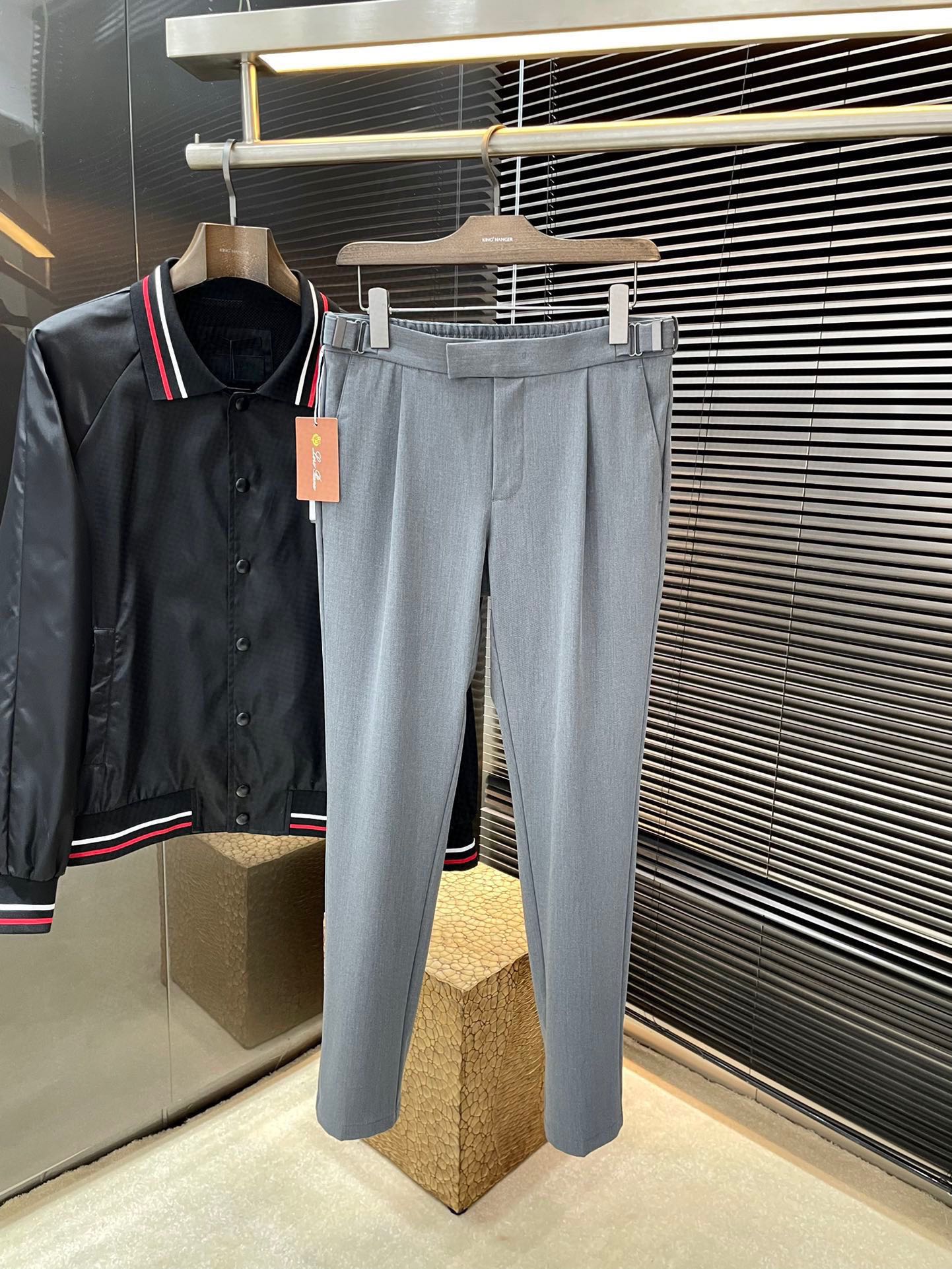 NO:161606,P Loro Piana (Nuoyou Piana) Spring 2025 new product, same style on the official website, you don’t want to take it off when you wear it, fashionable and versatile casual trousers, high-quality Korean imported polyester fiber fabric, more textured, comfortable and soft draped, slightly better. Such a good fabric is also very rare on the market. The details are considered in full detail. The workmanship is really superb. The thread is fine and well-proportioned, and there is no unnecessary thread. High-quality fashion. The best product for all occasions is competent for sports or leisure!  Size 30-38 (37), loro piana, alexander wang19860909P  Loro Piana（诺悠翩雅） 2025春季新品 官网同款 穿上就不想脱下来 时尚潮流百搭休闲西裤 高品质韩国进口聚脂纤维面料 更加有质感 舒适柔软垂坠更是略胜一筹 这么好的面料市面上也是极为少有 在细节上考虑的面面俱到 做工真的极其精湛 走线细密匀称 毫无多余线头 高品质时装 无论是运动还是休闲时候都能胜任各种场合的最佳强货！尺码 30-38（37）,,loro piana,alexander wang,Men's clothing