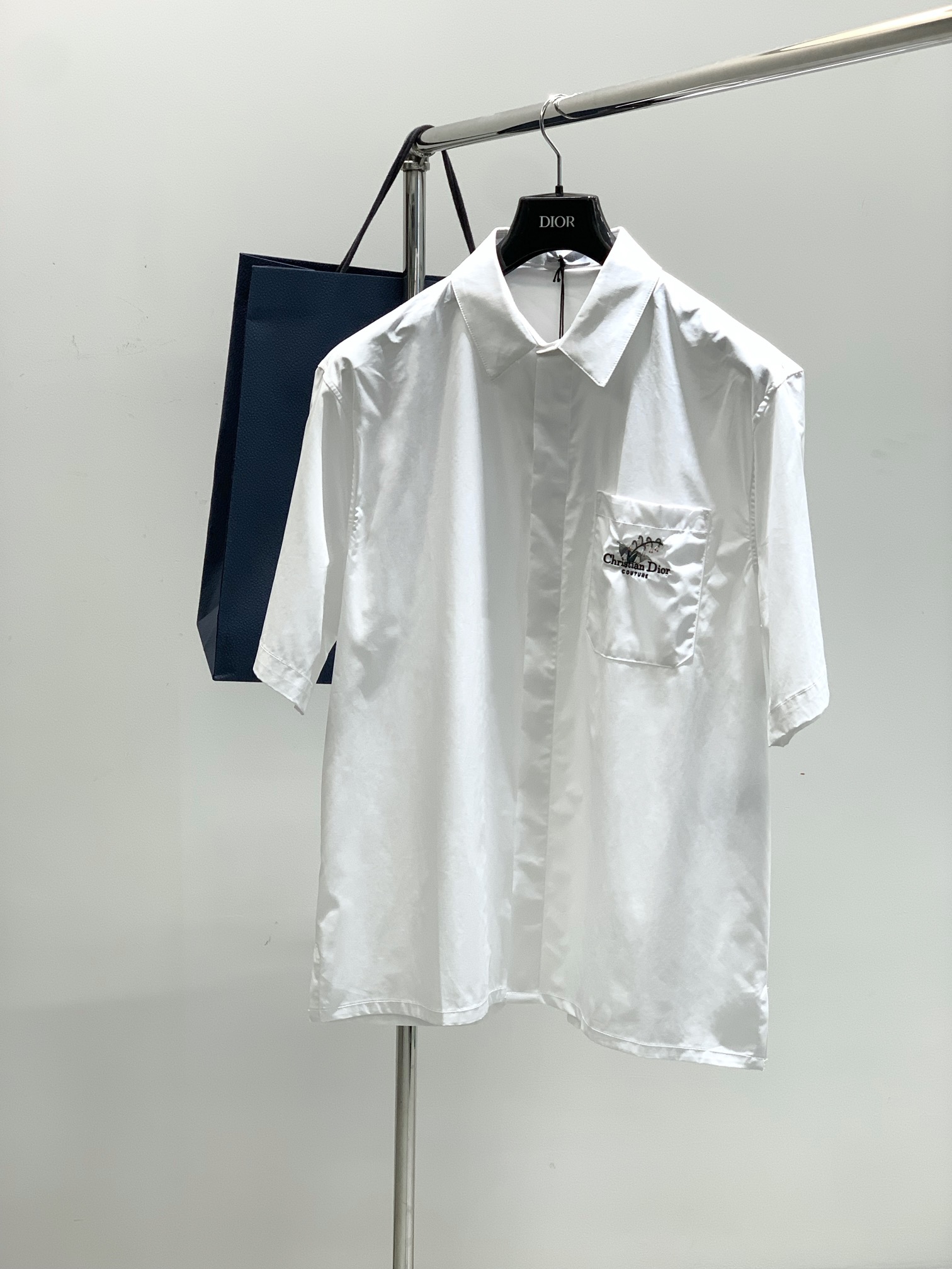 NO:161727,,Dior Dior, 2025 summer new product, available at the same time for counters, simple and fashionable casual short-sleeved shirts, original imported fabrics, comfortable and breathable, top-grade embroidery craft letter pattern logo, extremely high-end, unique design, fashionable and handsome on the upper body!  39-42, dior,dior,shirts,T-shirt,alexander wang19860909,Dior 迪奥, 2025夏季新品,专柜同步有售,简约时尚休闲短袖衬衫,原版进口面料,舒适透气,顶级刺绣工艺字母图案logo,档次极高,独特设计,上身时尚帅气！码数39-42,,dior,dior,shirts,T-shirt,alexander wang,Men's clothing