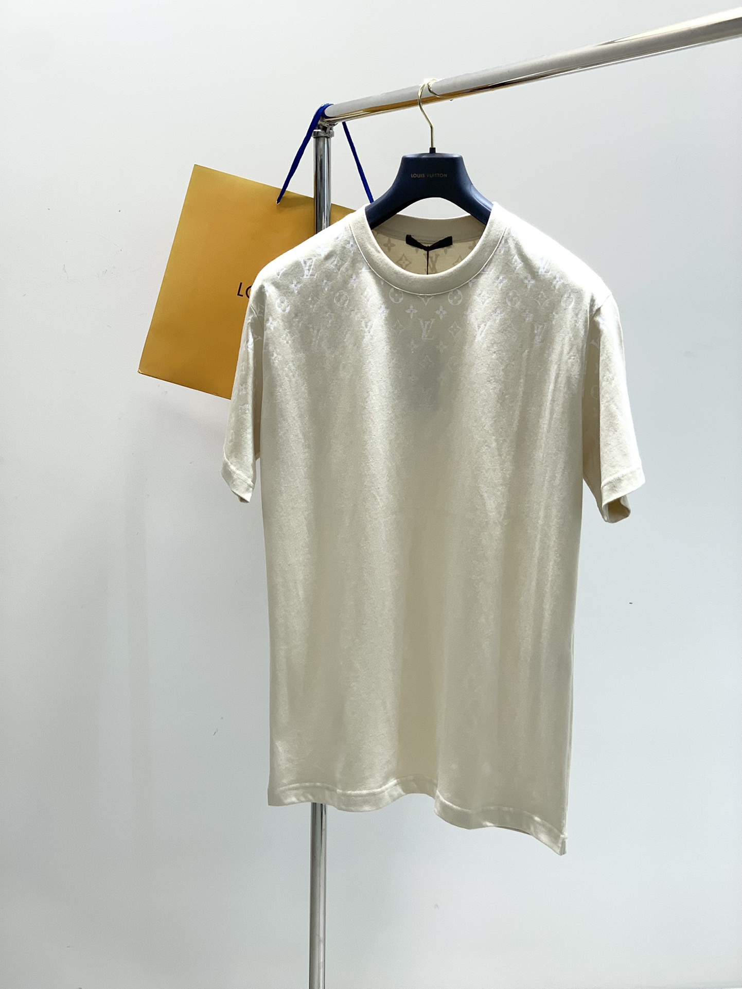 NO:161717,,LouisVuitton, the latest model for summer 2025, available at the counter at the same time, original singles, fashionable and casual round neck short-sleeved T-shirt, very distinctive on the upper body!  Eye-catching and highlighted, imported original fabric, top-level printing craft letter pattern decorative logo, simple but not lacking in fashion, classic and atmospheric, comfortable and breathable, handsome and stylish on the upper body, S-XL,, louis vuitton, louis vuitton, T-shirt,tees, t-shirt,alexander wang19860909,LouisVuitton 路易威登,2025夏季最新款,专柜同步有售,原单狠货,时尚休闲圆领短袖T恤,上身很有特点！吸睛而有亮点,进口原版面料,顶级印花工艺字母图案装饰Logo,简单而不失时尚,经典大气,舒适透气,上身帅气有型,码数S-XL,,louis vuitton,louis vuitton,T-shirt,tees，t-shirt,alexander wang,Men's clothing