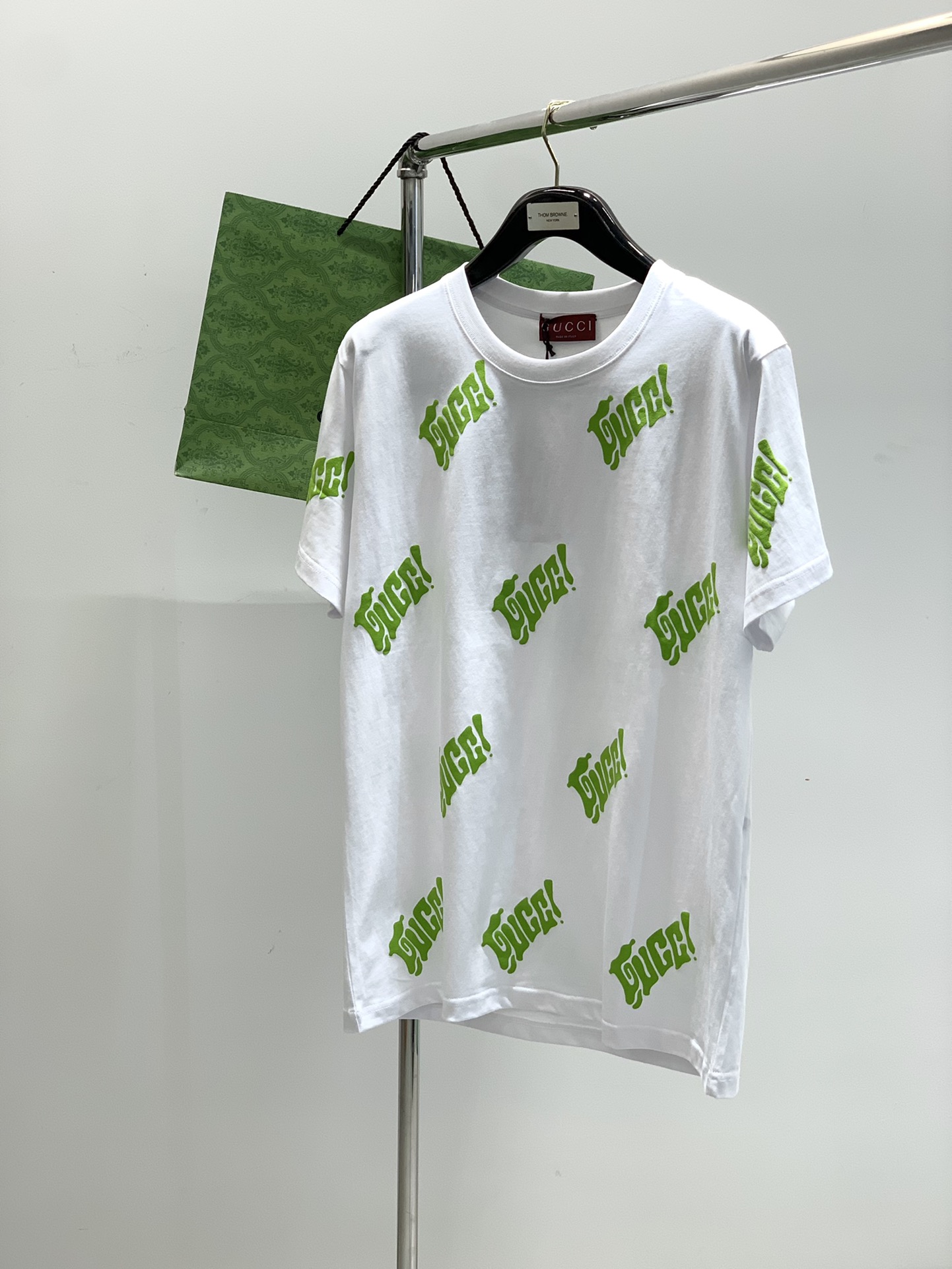 NO:161702,,Gucci, the latest model for summer 2025, available at the counter at the same time, original single product, fashionable and casual round neck short-sleeved T-shirt, very distinctive on the upper body!  Eye-catching and highlighted, imported original fabric, top-level printing craft letter pattern decorative logo, simple but not lacking in fashion, classic and atmospheric, comfortable and breathable, handsome and stylish on the upper body, S-XL, gucci, gucci, T-shirt, tees, t-shirt, alexander wang19860909,Gucci 古驰,2025夏季最新款,专柜同步有售,原单狠货,时尚休闲圆领短袖T恤,上身很有特点！吸睛而有亮点,进口原版面料,顶级印花工艺字母图案装饰Logo,简单而不失时尚,经典大气,舒适透气,上身帅气有型,码数S-XL,,gucci,gucci,T-shirt,tees，t-shirt,alexander wang,Men's clothing