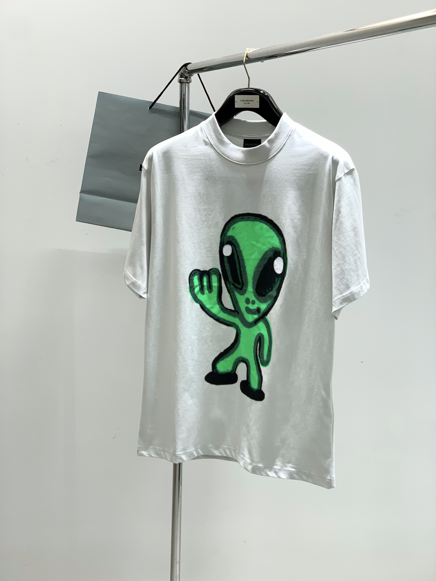 NO:161705,,Balenciaga Balenciaga, the latest summer model in 2025, special counters are available at the same time, original singles, hot fashion casual round neck short-sleeved T-shirt, imported original fabric, unique design, top-grade embroidery printing craft letter pattern decoration logo, simple and fashionable, handsome upper body, complete three standards, S-XL, ,balenciaga,balenciaga,T-shirt,tees, t-shirt,alexander wang19860909,Balenciaga 巴黎世家,2025夏季最新款,专柜同步有售,原单狠货,爆款时尚休闲圆领短袖T恤,进口原版面料,独特设计,顶级刺绣印花工艺字母图案装饰logo,简约时尚 ,上身帅气,三标齐全,码数S-XL,,balenciaga,balenciaga,T-shirt,tees，t-shirt,alexander wang,Men's clothing