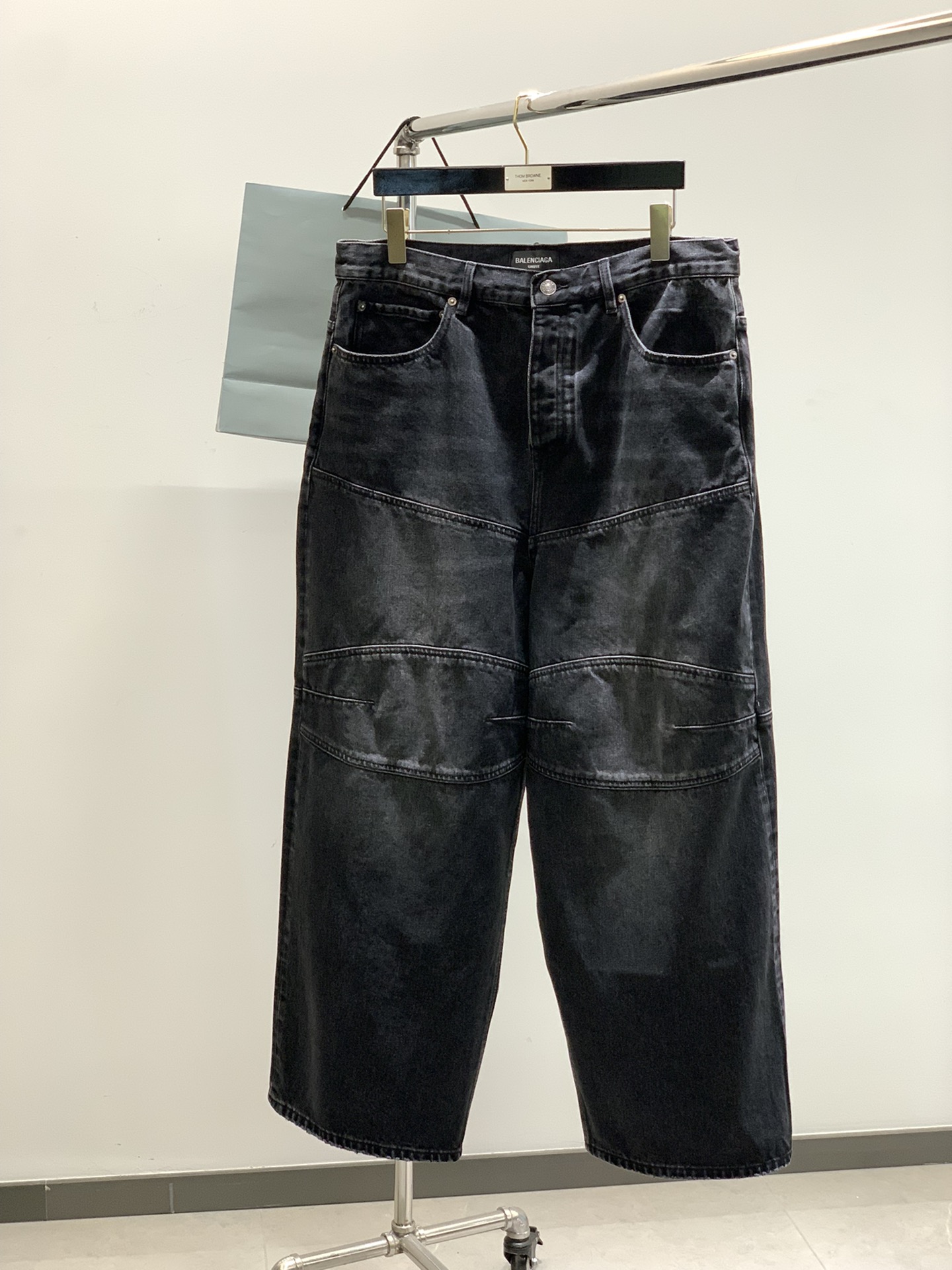 NO:161723,,Balenciaga Balenciaga, the latest products in spring 2025, the counter is available at the same time, original single-purpose goods, washable casual jeans, imported original washing elastic fabric, comfortable and elastic, top-grade printing craft letter pattern logo, original hardware and auxiliary decoration, super positive style, comfortable and breathable, counter quality, handsome and stylish upper body, complete three standards, code number XS-2Xl,,balenciaga,balenciaga,jeans,alexander wang19860909,Balenciaga 巴黎世家,2025春季最新品,专柜同步有售,原单狠货,水洗休闲牛仔裤,进口原版水洗弹力面料,舒适有弹性,顶级印花工艺字母图案Logo,原版五金辅料装饰,版型超正,舒适透气,专柜品质,上身帅气有型,三标齐全,码数XS-2Xl,,balenciaga,balenciaga,jeans,alexander wang,Men's clothing