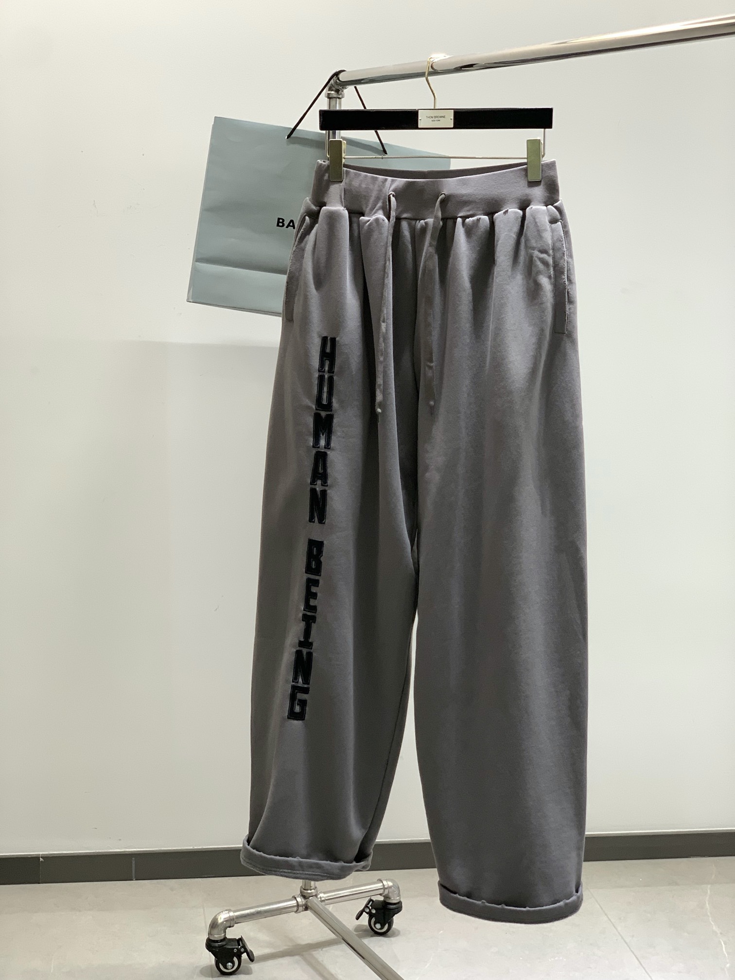 NO:161708,,Balenciaga Balenciaga, the latest products in spring 2025, the counter is available at the same time, original singles, fashionable casual pants, imported original washing elastic fabric, comfortable and elastic, top-grade embroidery craft letter pattern logo, original hardware and auxiliary decoration, super positive style, comfortable and breathable, counter quality, handsome and stylish upper body, complete three standards, S-XL,,balenciaga,balenciaga,alexander wang19860909,Balenciaga 巴黎世家,2025春季最新品,专柜同步有售,原单狠货,时尚休闲裤,进口原版水洗弹力面料,舒适有弹性,顶级刺绣工艺字母图案Logo,原版五金辅料装饰,版型超正,舒适透气,专柜品质,上身帅气有型,三标齐全,码数S-XL,,balenciaga,balenciaga,alexander wang,Men's clothing