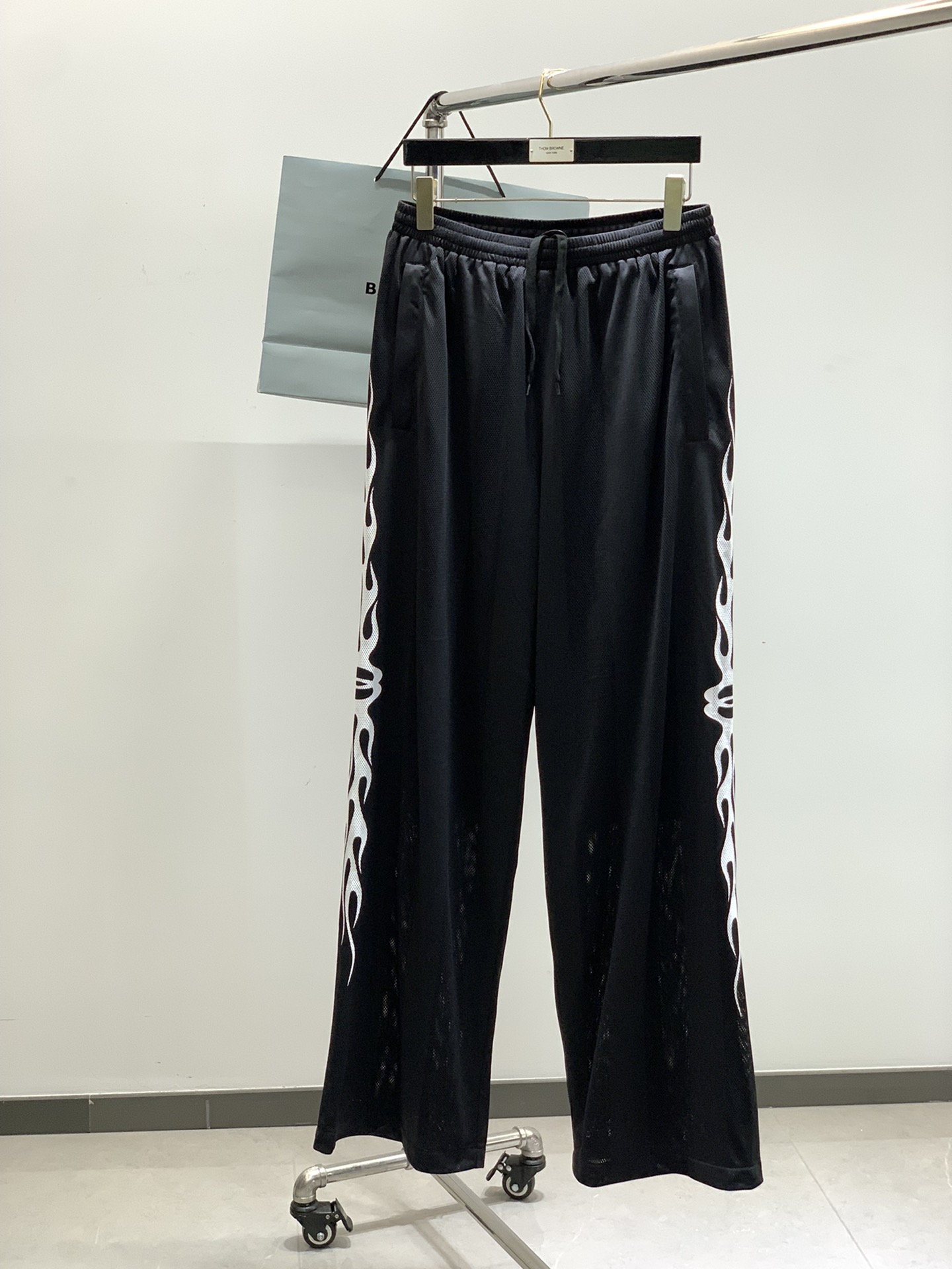 NO:161699,,Balenciaga Balenciaga, the latest products in spring 2025, the counter is available at the same time, original singles, fashionable casual pants, imported original washing elastic fabric, comfortable and elastic, top-level printing craft letter pattern logo, original hardware and auxiliary decoration, super positive style, comfortable and breathable, counter quality, handsome and stylish upper body, complete three standards, S-XL,,balenciaga,balenciaga,alexander wang19860909,Balenciaga 巴黎世家,2025春季最新品,专柜同步有售,原单狠货,时尚休闲裤,进口原版水洗弹力面料,舒适有弹性,顶级印花工艺字母图案Logo,原版五金辅料装饰,版型超正,舒适透气,专柜品质,上身帅气有型,三标齐全,码数S-XL,,balenciaga,balenciaga,alexander wang,Men's clothing