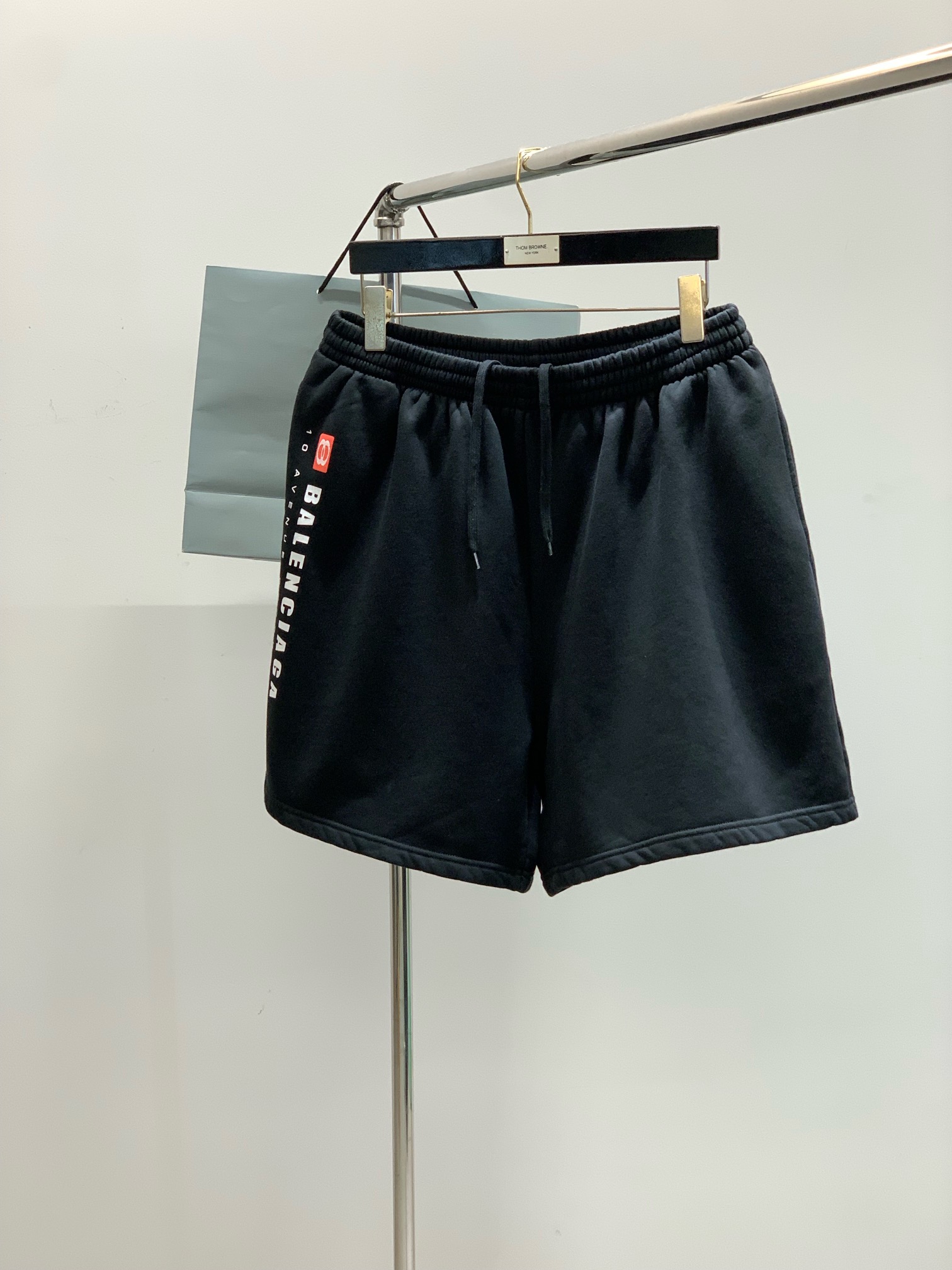 NO:161720,,Balenciaga Balenciaga, the latest products for spring 2025, the counter is available at the same time, original singles, fashionable and casual velvet shorts, imported original washing elastic fabric, comfortable and elastic, top-grade printing craft letter pattern logo, original hardware and auxiliary decoration, super positive style, comfortable and breathable, counter quality, handsome and stylish upper body, complete three standards, S-2Xl,,balenciaga,balenciaga, shorts,alexander wang19860909,Balenciaga 巴黎世家,2025春季最新品,专柜同步有售,原单狠货,时尚休闲加绒短裤,进口原版水洗弹力面料,舒适有弹性,顶级印花工艺字母图案Logo,原版五金辅料装饰,版型超正,舒适透气,专柜品质,上身帅气有型,三标齐全,码数S-2Xl,,balenciaga,balenciaga,shorts,alexander wang,Men's clothing