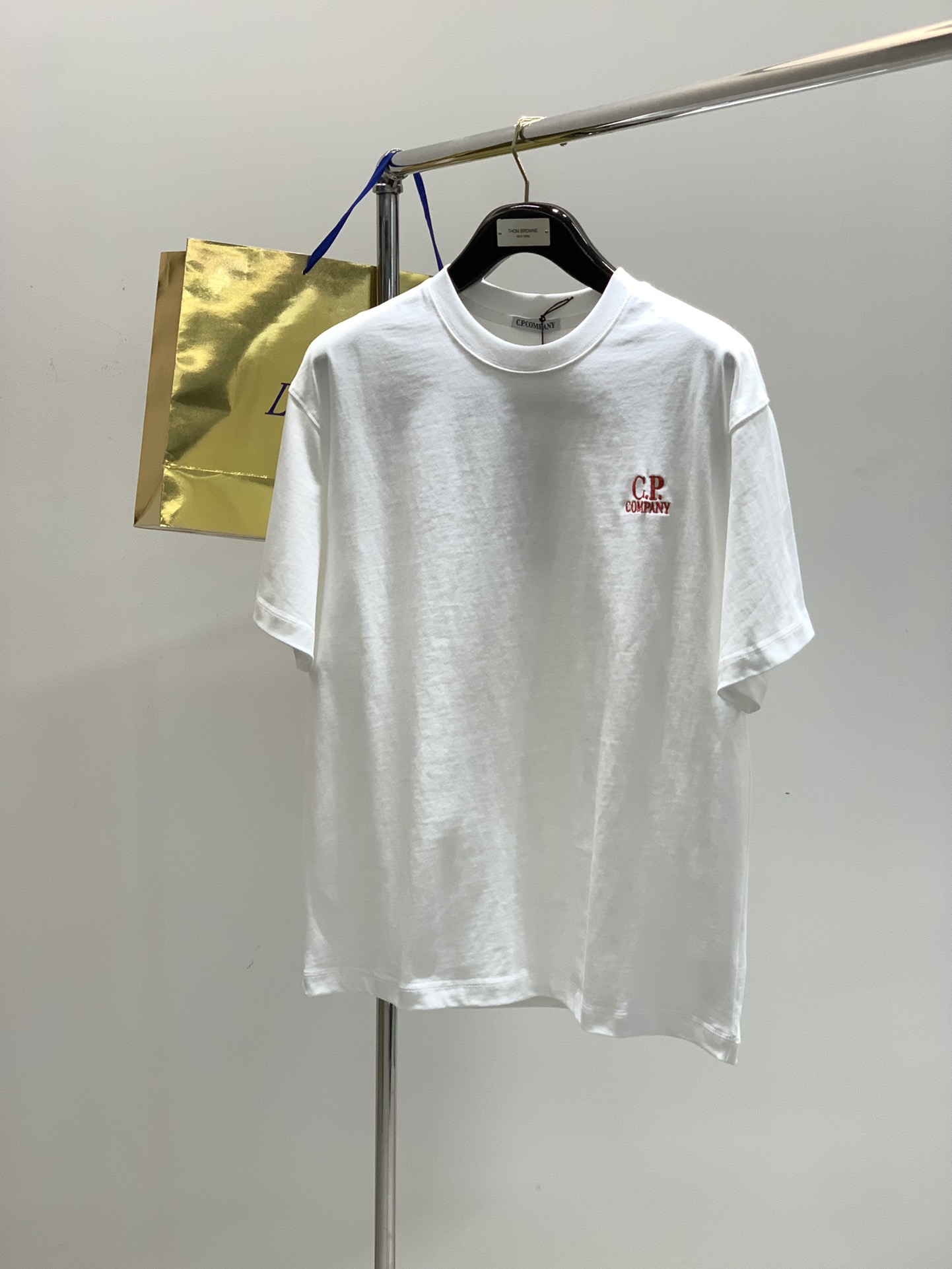 NO:161711,,C.P.Company Italian fashion brand, the latest 2025 summer product, the originator of CP Italian functional trendy brands, the counter is available at the same time, original single ruthless goods, fashionable and casual round neck short-sleeved T-shirt, using imported original fabric, top-grade embroidery craft letter pattern logo, extremely high-end, counter looks, fashionable and handsome on the upper body!  4 color recommendation, code number S-2XL, T-shirt,tees, t-shirt,alexander wang19860909,C.P.Company 意大利时尚品牌,2025夏季最新品,CP意大利机能潮牌鼻祖,专柜同步有售,原单狠货,时尚休闲圆领短袖T恤,采用进口原版面料,顶级刺绣工艺字母图案logo,档次极高,专柜卖相,上身时尚帅气！4色推荐,码数S-2XL,,T-shirt,tees，t-shirt,alexander wang,Men's clothing