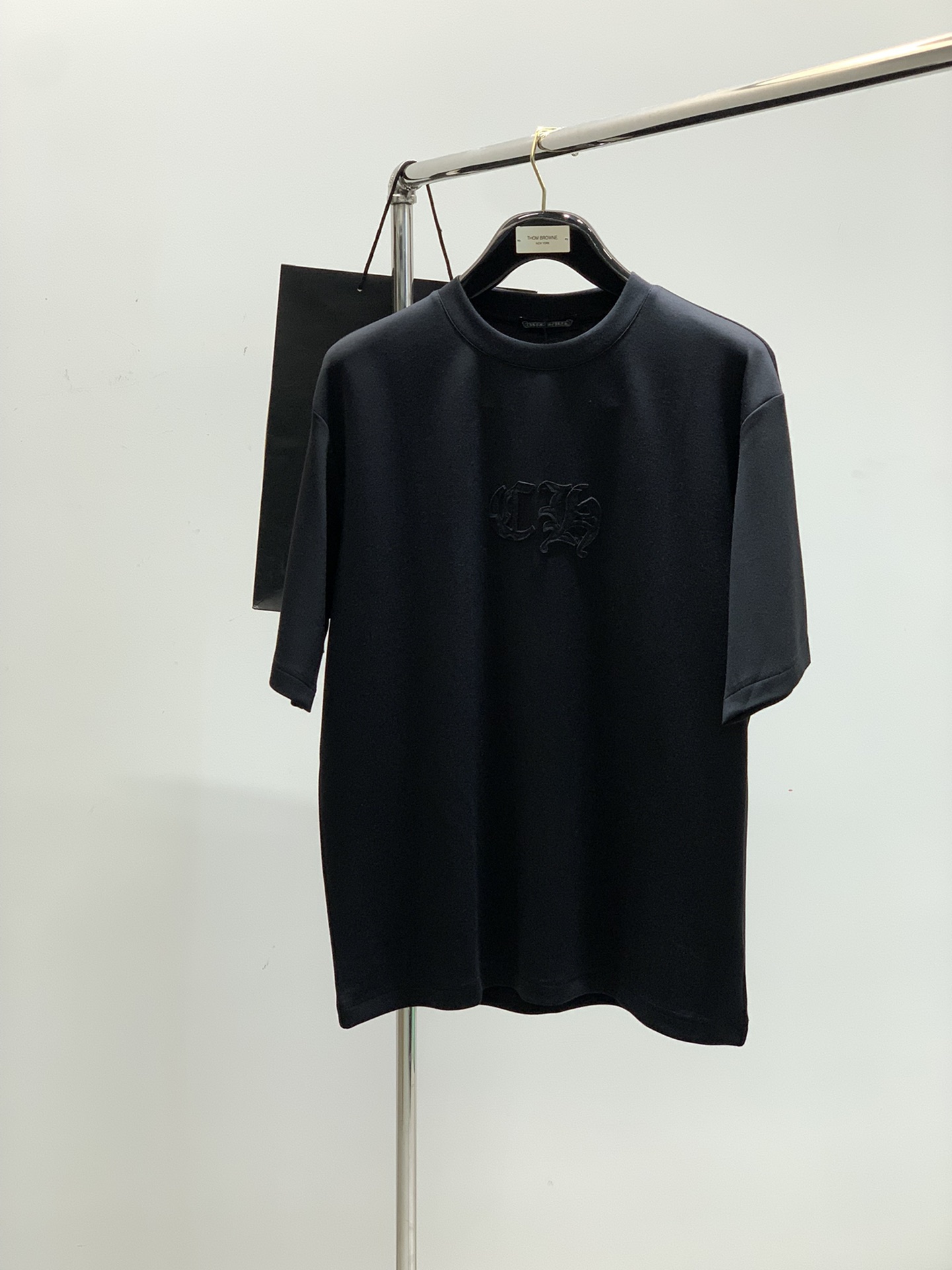 NO:161724,,Chrome Hearts, 2025 summer new product, special counters are available at the same time, original singles, fashionable and casual round neck short-sleeved T-shirt, using imported original fabric, top-grade embroidery craft letter pattern logo, unique design, counter selling appearance, fashionable and handsome upper body, 2 colors recommendation, code number M-3Xl, chrome hearts, chrome hearts, T-shirt, tees, t-shirt, alexander wang19860909,Chrome Hearts 克罗心,2025夏季新品,专柜同步有售,原单狠货,时尚休闲圆领短袖T恤,采用进口原版面料,顶级刺绣工艺字母图案logo,独特设计,专柜卖相,上身时尚帅气,2色推荐,码数M-3Xl,,chrome hearts,chrome hearts,T-shirt,tees，t-shirt,alexander wang,Men's clothing