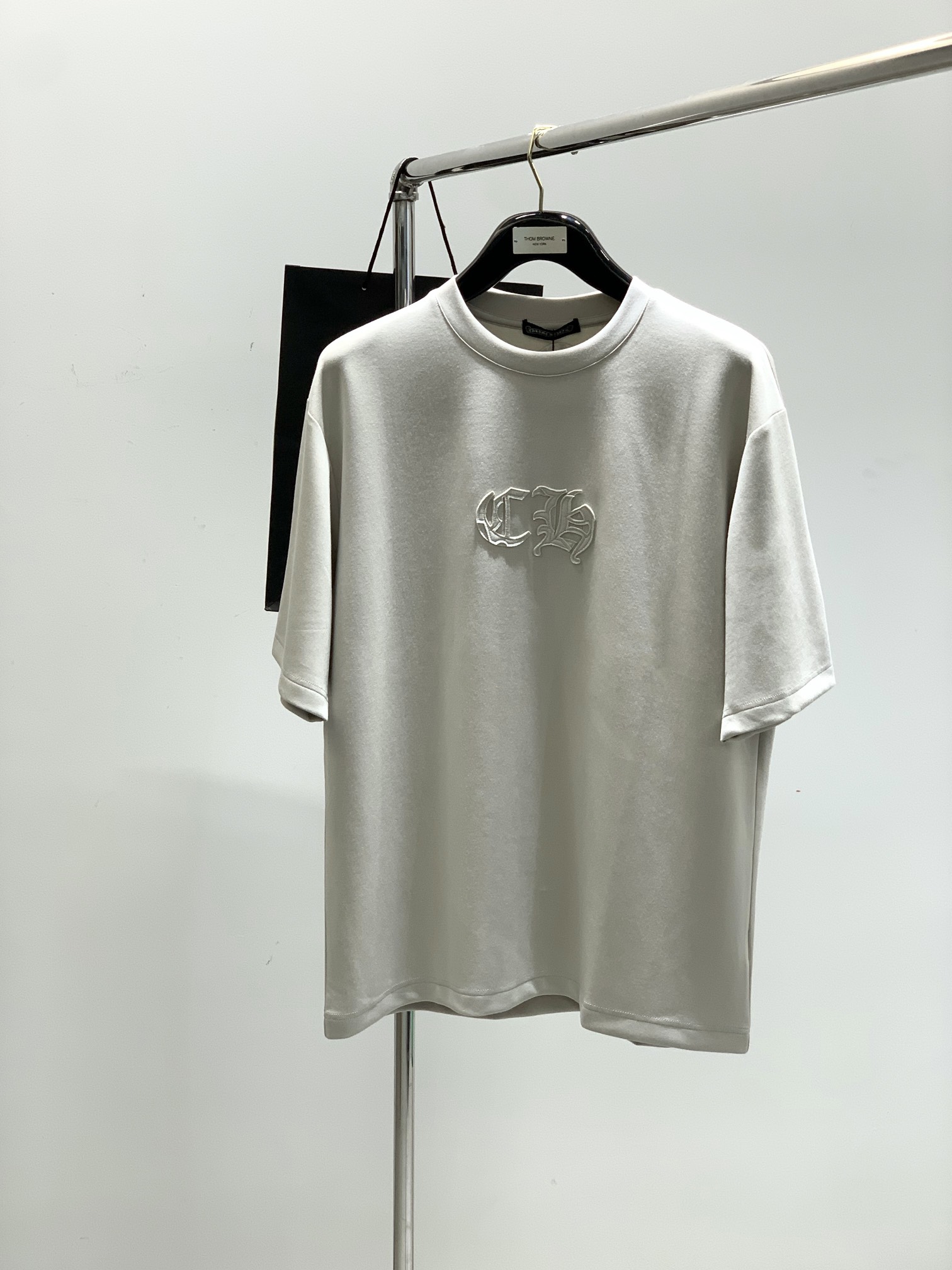 NO:161725,,Chrome Hearts, 2025 summer new product, special counters are available at the same time, original singles, fashionable and casual round neck short-sleeved T-shirt, using imported original fabric, top-grade embroidery craft letter pattern logo, unique design, counter appearance, fashionable and handsome upper body, 2 colors recommendation, code number M-3XL, chrome hearts, chrome hearts, T-shirt, tees, t-shirt, alexander wang19860909,Chrome Hearts 克罗心,2025夏季新品,专柜同步有售,原单狠货,时尚休闲圆领短袖T恤,采用进口原版面料,顶级刺绣工艺字母图案logo,独特设计,专柜卖相,上身时尚帅气,2色推荐,码数M-3XL,,chrome hearts,chrome hearts,T-shirt,tees，t-shirt,alexander wang,Men's clothing