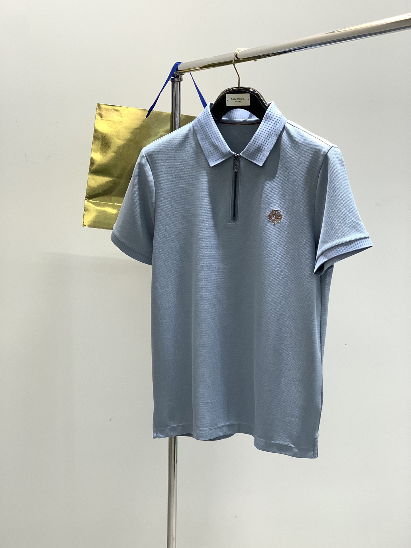 NO:161709,,LP (Loro Piana), the latest product in 2025 summer, available at the counter at the same time, original single product, fashionable and casual lapel short-sleeved T-shirt, using imported original fabric, top-grade embroidery craft letter pattern decorative logo, extremely high-end, comfortable and versatile, and full of handsome upper body!  2 colors recommendation, code number M-3XL, loro piana, loro piana, T-shirt, tees, t-shirt, alexander wang19860909,LP(Loro Piana ),2025夏季最新品,专柜同步有售,原单狠货,时尚休闲翻领短袖T恤,采用进口原版面料,顶级刺绣工艺字母图案装饰logo,档次极高,舒适百搭,上身帅气十足！2色推荐,码数M-3XL,,loro piana,loro piana,T-shirt,tees，t-shirt,alexander wang,Men's clothing