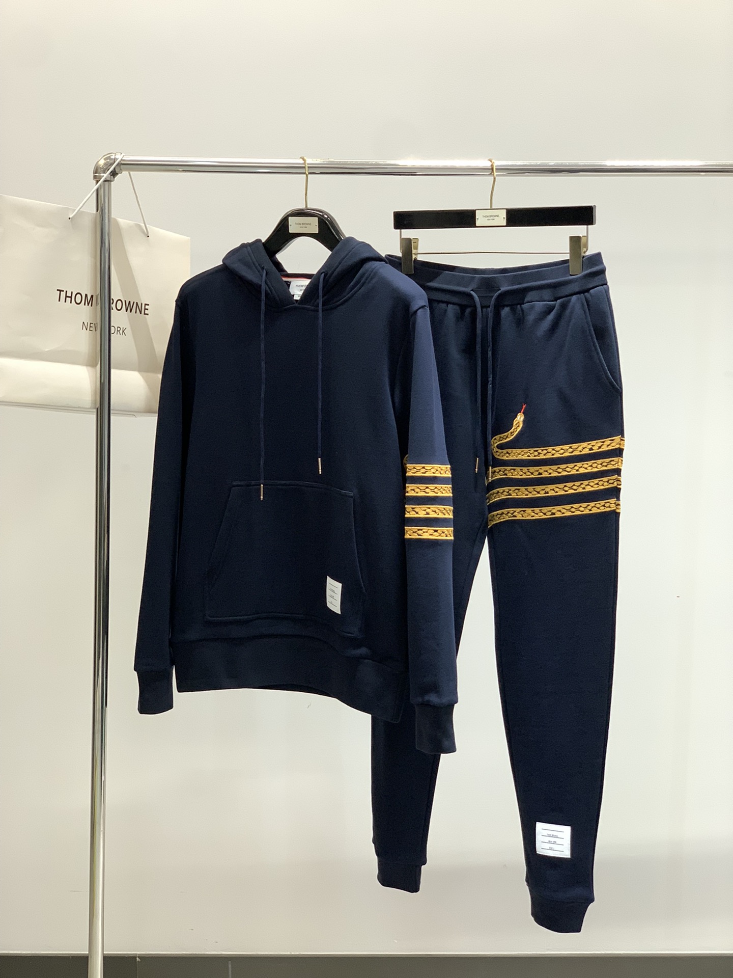 Thom Browne Spring 2025 Collection: Top-Grade Fashion Suits with Original Details - 图片 9