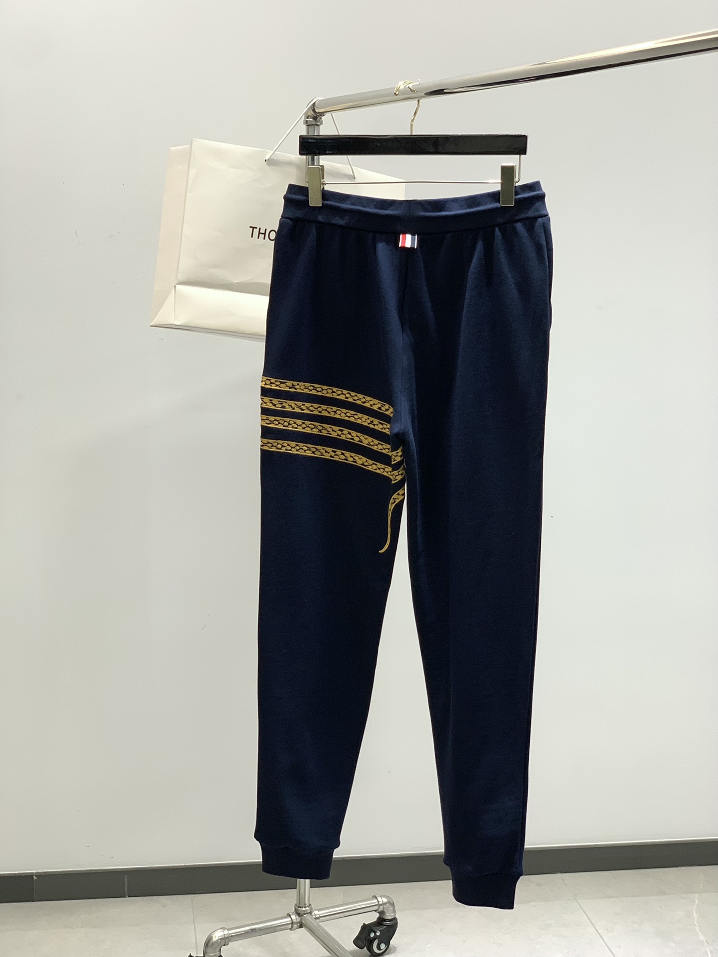 Thom Browne Spring 2025 Collection: Fashion Suits with Top Embroidery and Original Fabrics - 图片 2