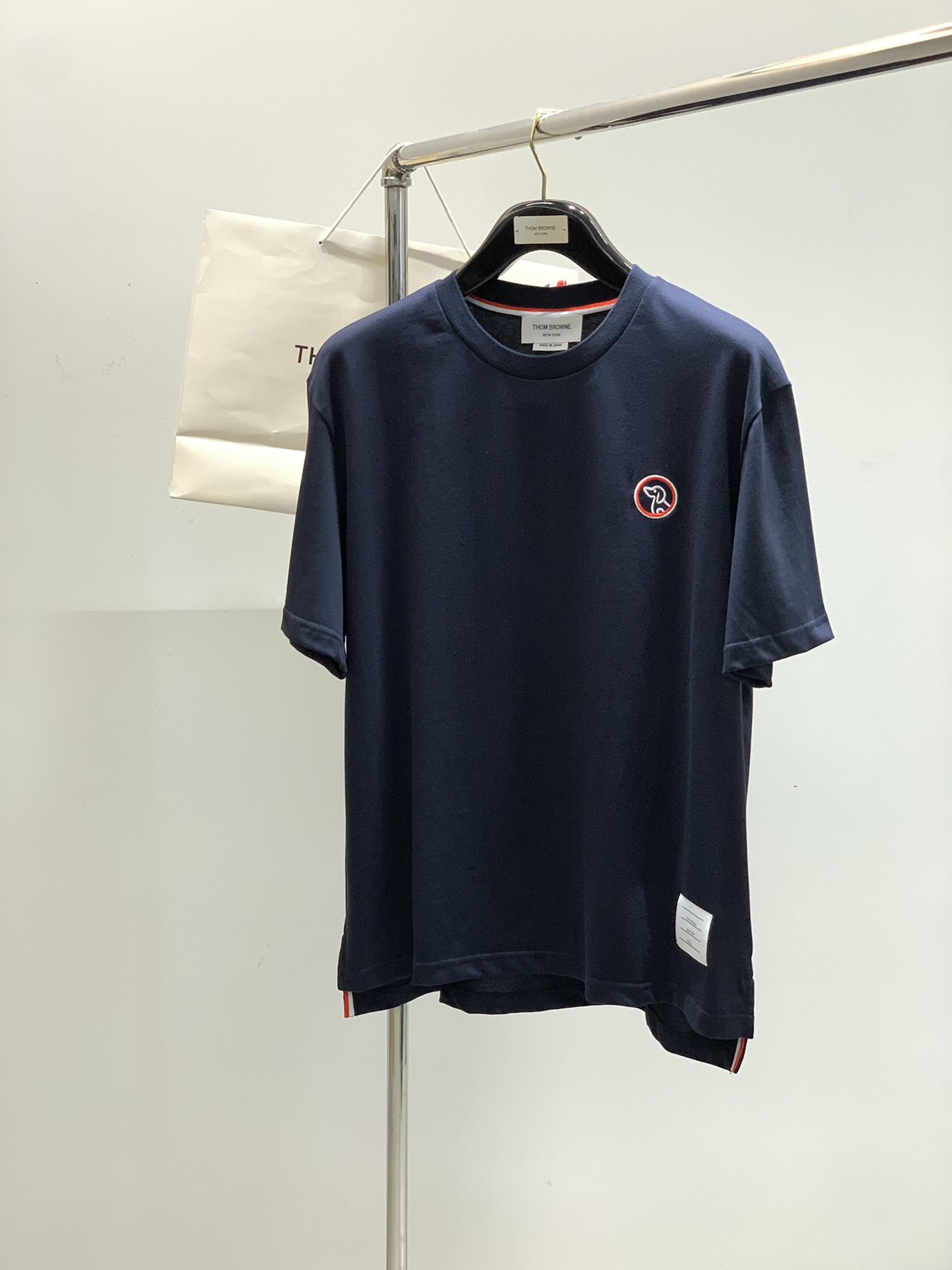 NO:161697,,Thom Browne Tom Brown, the latest summer products, fashionable and casual round neck short-sleeved T-shirt, available at the counter, original singles, imported original fabric, excellent comfort, top-grade embroidery craft letter pattern logo, extremely high grade, calm and versatile, handsome and stylish upper body, 1-4, thom browne, T-shirt, tees, t-shirt, alexander wang19860909,Thom Browne 汤姆·布朗 ,夏季最新品,时尚休闲圆领短袖T恤,专柜同步有售,原单狠货,采用进口原版面料,舒适度极佳,顶级刺绣工艺字母图案logo,档次极高,从容百搭,上身帅气有型,码数1-4,,thom browne,T-shirt,tees，t-shirt,alexander wang,Men's clothing