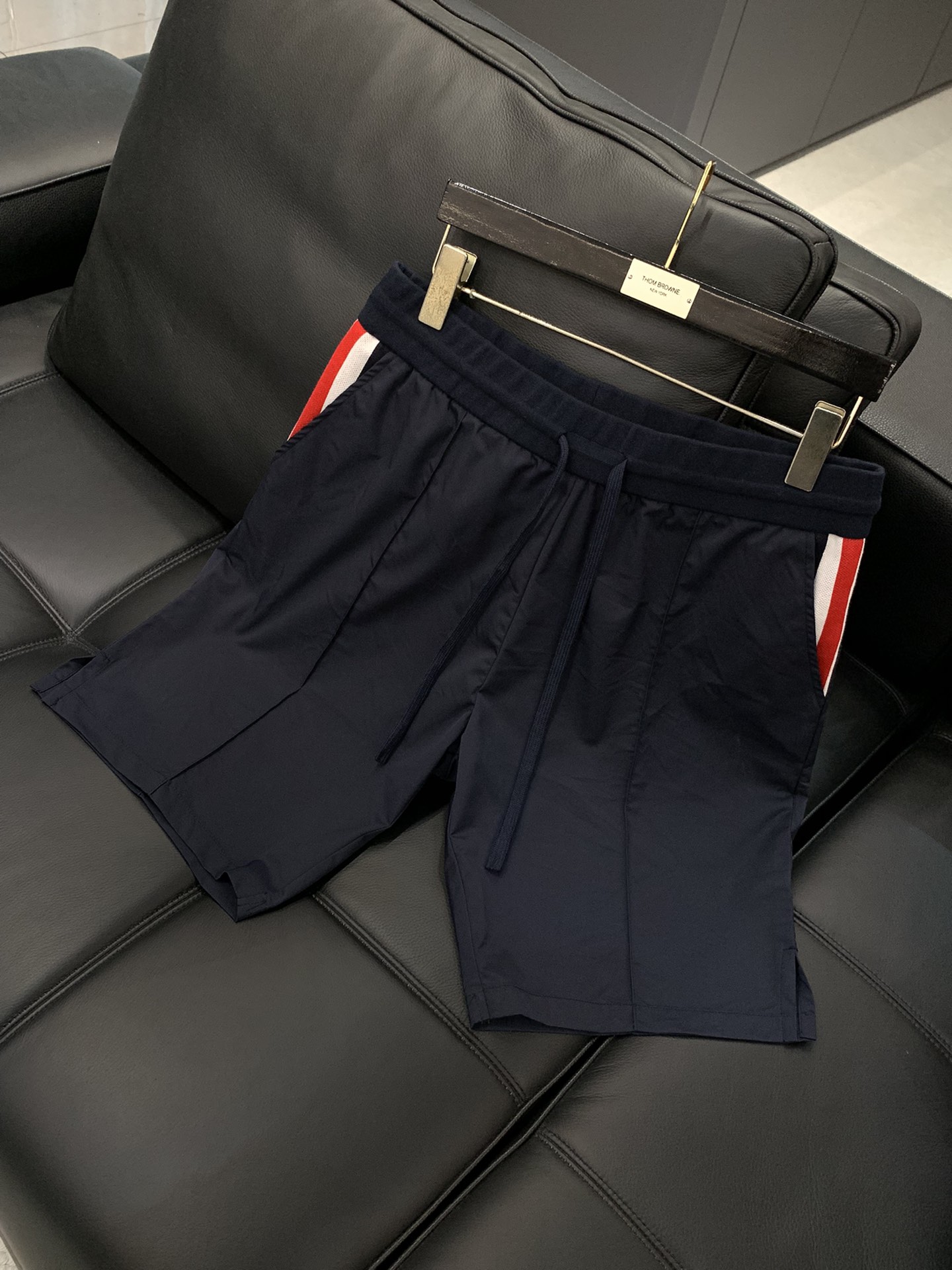 NO:161712,,Thom Browne Tom Brown, the latest product in 2025 summer, fashionable and casual shorts, available at the counter at the same time, original singles, imported original fabric, excellent comfort, top-grade printing craft letter pattern logo, original hardware accessories, extremely high grade, calm and versatile, handsome and stylish, digits 1-4, thom browne, shorts, alexander wang19860909,Thom Browne 汤姆·布朗,2025夏季最新品,时尚休闲短裤,专柜同步有售,原单狠货,采用进口原版面料,舒适度极佳,顶级印花工艺字母图案logo,原版五金辅料,档次极高,从容百搭,上身帅气有型,码数1-4,,thom browne,shorts,alexander wang,Men's clothing