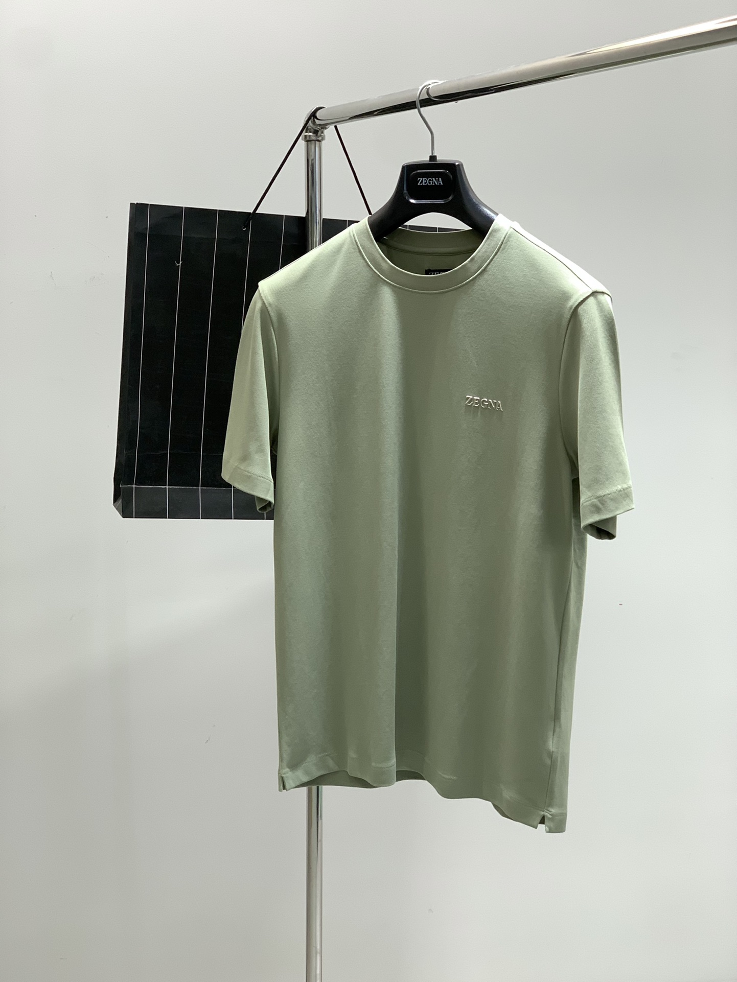 NO:161706,,Jegna Zegna, the latest summer product in 2025, available at the counter at the same time, original single product, fashionable and casual round neck short-sleeved T-shirt, using imported original fabric, comfortable and breathable, top-grade printing craft letter pattern decorative logo, full of handsome upper body!  4 colors recommended, code number M-3XL, popular products recommended!  ,zegna,T-shirt,tees,t-shirt,alexander wang19860909,杰尼亚 Zegna,2025夏季最新品,专柜同步有售,原单狠货,时尚休闲圆领短袖T恤,采用进口原版面料,舒适透气,顶级印花工艺字母图案装饰logo,上身帅气十足！4色推荐,码数M-3XL,爆款推荐！,,zegna,T-shirt,tees，t-shirt,alexander wang,Men's clothing