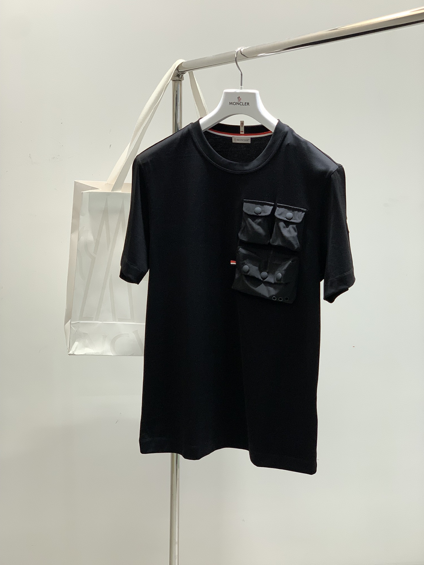 NO:161722,,Moncler hood, the latest 2025 summer product, available at the same time for counters, original single ruthless goods, fashionable and casual round neck short-sleeved T-shirt, comfortable upper body!  Eye-catching and highlighted, using imported original fabric, top-grade embroidery craft letter pattern logo, simple but not lacking in fashion, fashionable and handsome upper body, 2 colors recommended, code number M-3Xl, christian louboutin, Moncler, T-shirt, tees, t-shirt, alexander wang19860909,Moncler 蒙口,2025夏季最新品,专柜同步有售,原单狠货,时尚休闲圆领短袖T恤,上身舒适！吸睛而有亮点,采用进口原版面料,顶级刺绣工艺字母图案logo,简单而不失时尚,上身时尚帅气,2色推荐,码数M-3Xl,,christian louboutin,Moncler,T-shirt,tees，t-shirt,alexander wang,Men's clothing