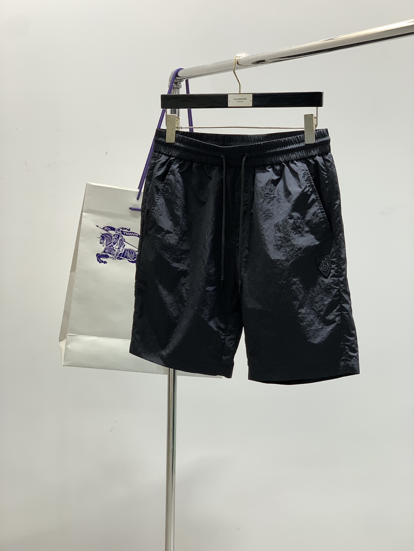 NO:161719,,Burberry Burberry, the latest summer products in 2025, available at the counter at the same time, original singles, fashionable casual shorts, imported original fabric, comfortable and breathable upper body, top-grade embroidered letter pattern logo, original hardware and auxiliary decoration, extremely high grade, comfortable and versatile, top-body handsome, 3 colors recommendation, code M-3XL, burberry, burberry, shorts, alexander wang19860909,Burberry 巴宝莉,2025夏季最新品,专柜同步有售,原单狠货,时尚休闲短裤,进口原版面料,上身舒适透气,顶级刺绣字母图案logo,原版五金辅料装饰,档次极高,舒适百搭,上身帅气十足,3色推荐,码数M-3XL,,burberry,burberry,shorts,alexander wang,Men's clothing