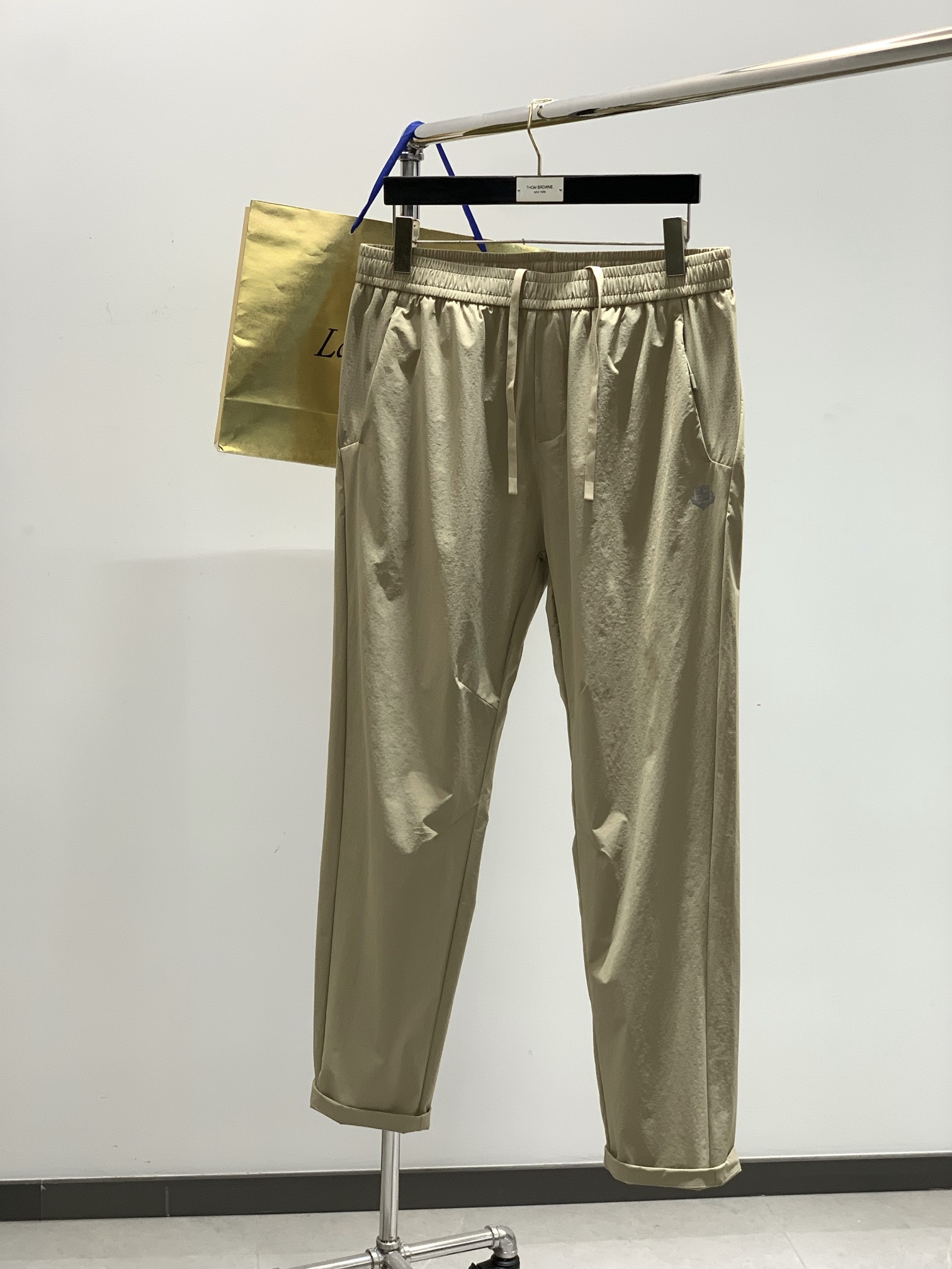 NO:161715,,LP (Loro Piana), the latest product in spring 2025, available at the same time for counters, original singles, fashionable casual pants, imported original fabric, top-grade printing craft letter pattern decoration logo, original hardware and auxiliary materials decoration, extremely high-end, comfortable and versatile, and full of handsome upper body!  3 colors recommendation, code number M-3XL, loro piana, loro piana, alexander wang19860909,LP(Loro Piana ),2025春季最新品,专柜同步有售,原单狠货,时尚休闲裤,采用进口原版面料,顶级印花工艺字母图案装饰logo,原版五金辅料装饰,档次极高,舒适百搭,上身帅气十足！3色推荐,码数M-3XL,,loro piana,loro piana,alexander wang,Men's clothing