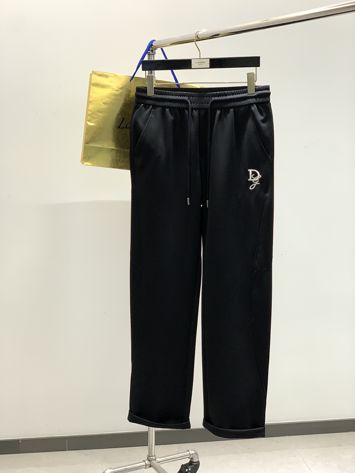 NO:161714,,DOLCE&GABBANA, 2025 spring new product, available at the same time for counters, original single product, fashionable casual pants, imported 120 imported European cotton breathable fabric, top-grade embroidery craft letter pattern decoration logo, original hardware and auxiliary materials decoration, extremely high grade, comfortable and breathable, and a handsome upper body!  2 colors recommendation, code number M-3XL, Dolce & Gabbana, Dolce & Gabbana, alexander wang19860909,DOLCE&GABBANA 杜嘉班纳,2025春季新品,专柜同步有售,原单狠货,时尚休闲裤,采用进口120支欧棉透气面料,顶级刺绣工艺字母图案装饰logo,原版五金辅料装饰,档次极高,舒适透气,上身帅气十足！2色推荐,码数M-3XL,,Dolce&Gabbana,Dolce&Gabbana,alexander wang,Men's clothing