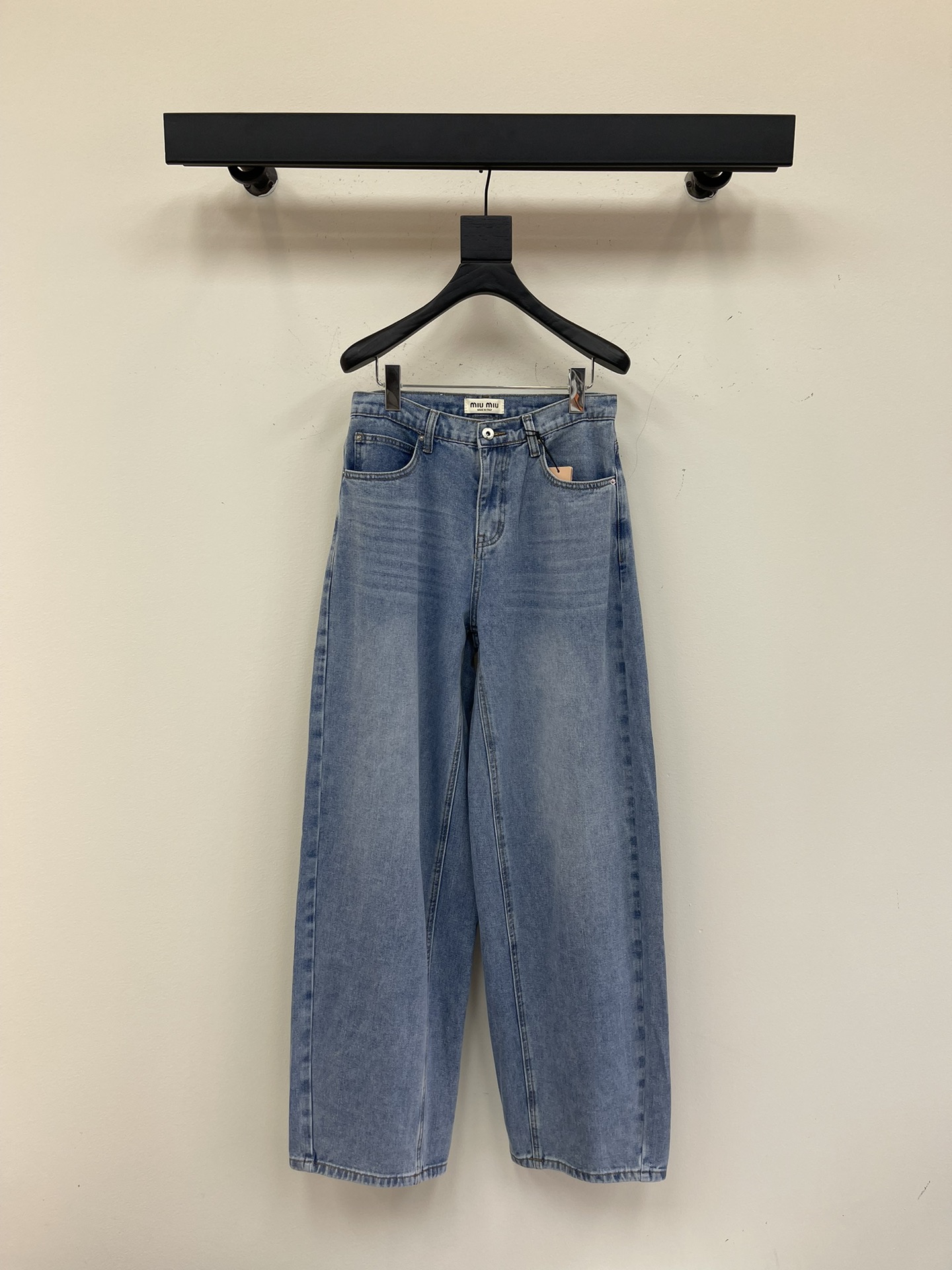 NO:333395,Miumi's back bag hot diamond embroidered loose scimitar jeans custom-made yb imported cotton denim material, soft and comfortable washing, super beautiful color, back bag embroidered diamond design, loose scimitar style, huge cover flesh to make you look slim, raise body proportions, full of fashionable feeling, high-end and textured fabric SML,,miumiu, jeans,alexander wang19860909Miumi*后袋烫钻刺绣宽松弯刀牛仔裤 定制yb进口全棉牛仔材质 水洗柔软舒适 色系超级好看 后袋刺绣烫钻设计 宽松弯刀版型 巨遮肉显瘦 拉高身材比例 时髦感十足 面料高级又有质感 SML,,miumiu,jeans,alexander wang,Women's clothing