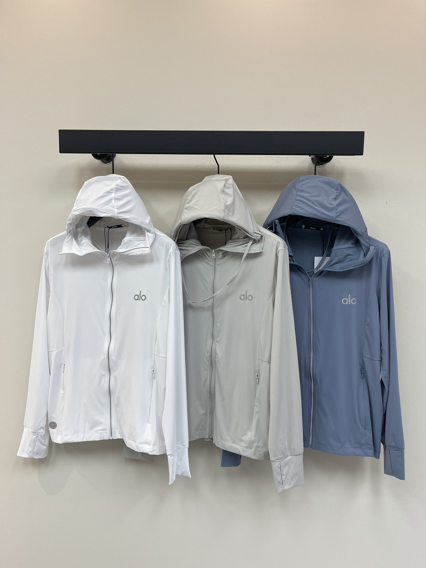 NO:334118,ALO* Summer outdoor hooded sun protection long-sleeved cardigan jacket, UV-proof ice-sensitive quick-drying sun protection clothes for women, a must-have for single products~ they are absolutely amazing when paired with pants or skirts!  Super suitable for spring and summer physical sun protection jacket like plastic bag~ M-3XL, skirts, jackets & coats, hats, alexander wang19860909ALO*夏季户外连帽遮阳长袖开衫外套防紫外线冰感速干防晒衣女 单品必备款~搭配裤子或者裙子都绝绝子！ 超级适合春夏像塑料袋一样物理防晒小外套~ M-3XL,,skirts,jackets & coats,hats,alexander wang,Women's clothing