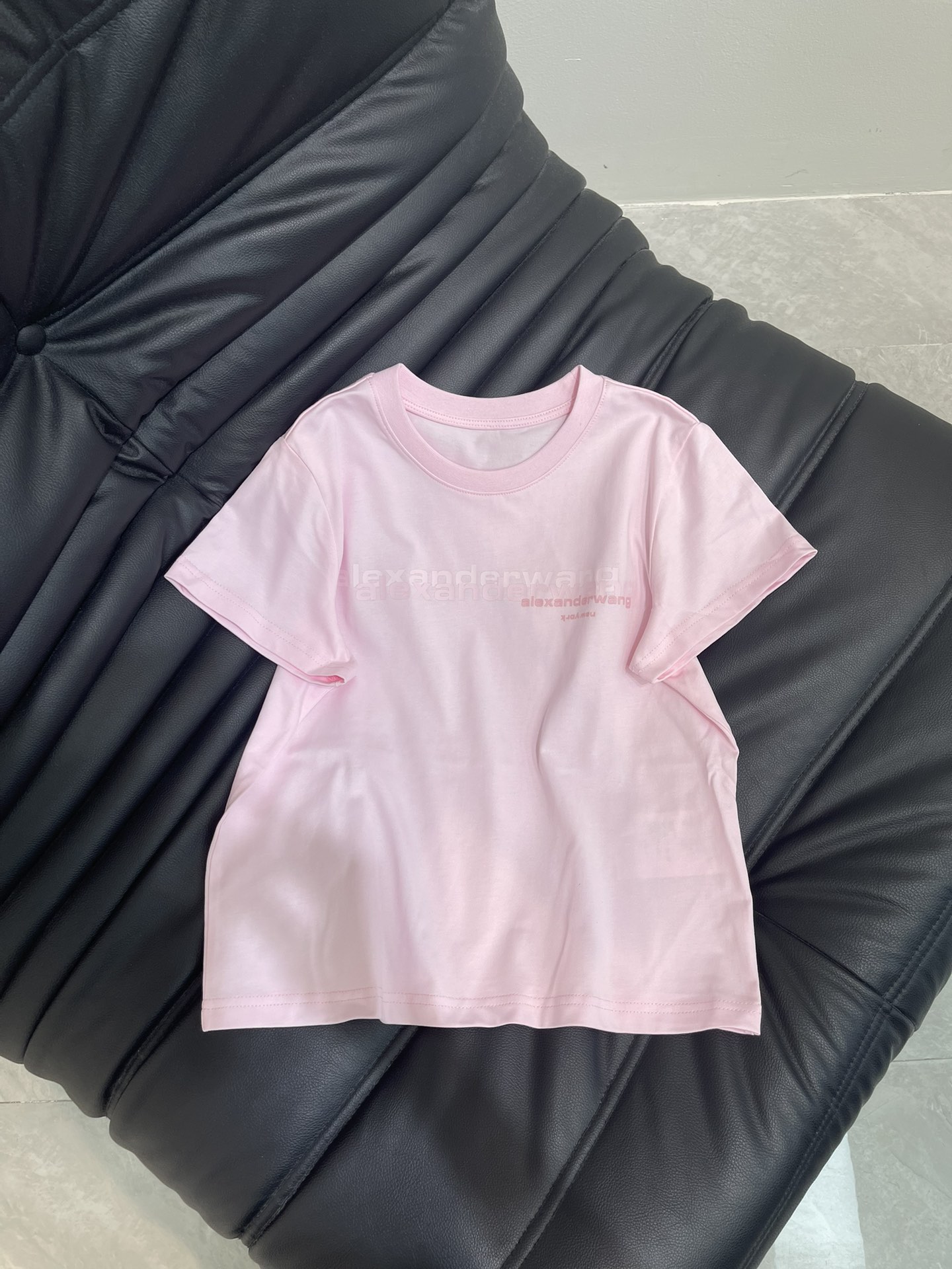 NO:333262,Alexander wan* 25 spring and summer new round neck short-sleeved T-shirt Customized YB cotton material breathable and comfortable thread splicing pattern in the same color, full texture, regular style cutting, exquisite old printing highlights the brand's style slim and slimming visual effect, classic color matching creates a personal style, full of creativity, brand high-end design sense, single wear and inner wear is brilliant and fashionable, customized surface accessories, high-end SML, alexander wang, T-shirt,tees, t-shirt,alexander wang19860909Alexander wan*大王25春夏新品圆领短版短袖T恤 定制YB棉材质 透气舒适 同色系螺纹拼接图案 质感十足 常规版型裁剪 精致做旧印花凸显品牌格调修身显瘦视觉效果 经典配色打造个性风格 充满创意 品牌高级设计感拉满 单穿内搭都出彩时髦 定制面辅料 高版本SML,,alexander wang,T-shirt,tees，t-shirt,alexander wang,Women's clothing