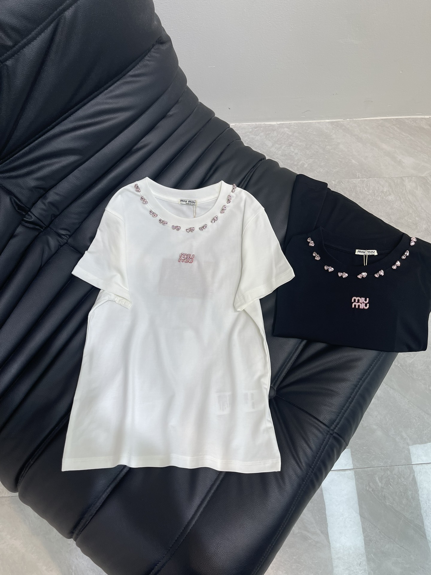 NO:333250,Miumi*25 spring and summer new full-hand love pink diamond small hardware letter short-sleeved T-shirt. The imported mercerated cotton fabric has a great texture!  The classic style is versatile and not picky, it is age-reducing and fashionable, and the upper body can be sweet and cool. SML, miumiu, T-shirt, tees, t-shirt, alexander wang19860909Miumi*25春夏新款全手工爱心粉钻小五金字母短袖T恤.进口丝光棉面料质感超赞！经典版型百搭不挑人,减龄又时髦,上身可甜可酷.SML,,miumiu,T-shirt,tees，t-shirt,alexander wang,Women's clothing