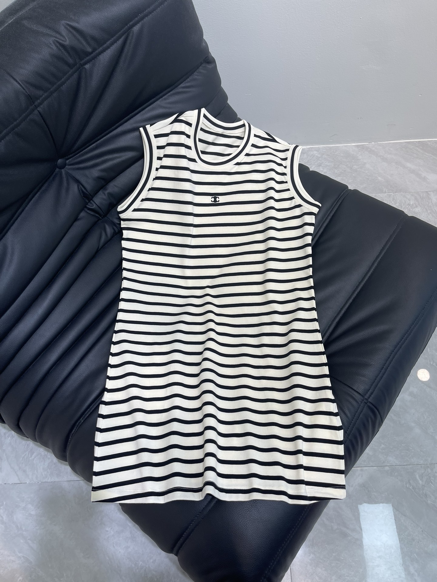 NO:333256,Celin*25 new contrasting striped vest dress. It is easy to get a fashionable feeling when you go out. The stripes are really versatile, exquisite and not picky, classic logo embellishment on the chest, beautiful inside and outside, cool and comfortable and not picky. SML, celine, skirts, alexander wang19860909Celin*25新款撞色条纹背心连衣裙.一件轻松出门.很容易就能Get到的时髦感,条纹真的是太百搭了,精致不挑人的版型,胸前经典logo点缀,内搭外穿都好看,清凉舒适不挑人.SML,,celine,skirts,alexander wang,Women's clothing