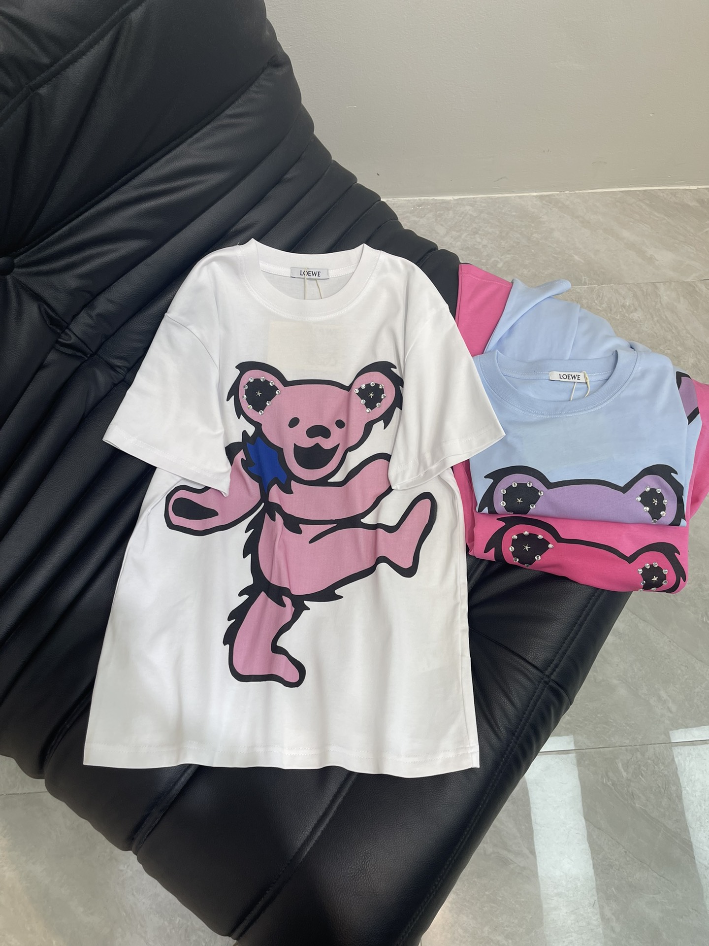 NO:333254,Loew*25 spring and summer new dance bear ear nail drill short-sleeved T-shirt, imported pure cotton fabric, classic loose style, versatile and not picky, and the upper body is very beautiful!  SML, loewe, T-shirt,tees,t-shirt,alexander wang19860909Loew*25春夏新款舞蹈小熊耳朵钉钻短袖T恤,进口纯棉面料,经典宽松版型百搭不挑人,上身非常漂亮！SML,,loewe,T-shirt,tees，t-shirt,alexander wang,Women's clothing