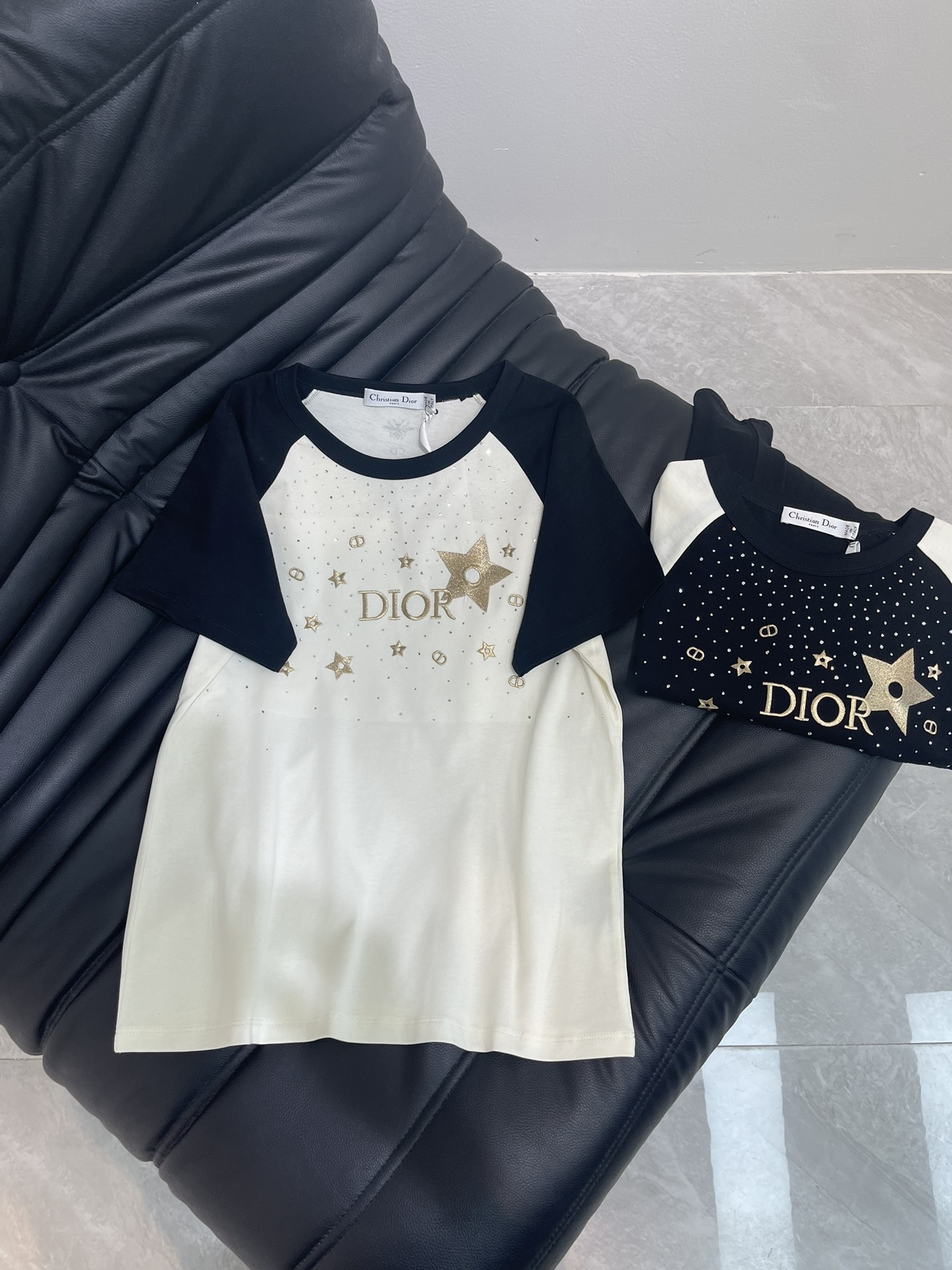 NO:333280,Dio*25 spring and summer new rapaulin embroidered rhinestone round neck short-sleeved T-shirt custom YB mercerated cotton material elastic and comfortable, breathable and easy to wear Regular black and white rapaulin cutting highlights the brand style The fabric is soft and elastic, presents a slimming visual effect, delicate texture, embroidery sewing on the chest outlines the five-pointed star and letter pattern, fine craftsmanship highlights the high-end design style, combined with irregular distribution of rhinestones, rich details, design highlights make simple basic styles, instantly become fashionable, highlight high-end style, single wear inner wear is brilliant and fashionable SML,,dior,T-shirt,tees,t-shirt,alexander wang19860909Dio*25春夏新款插肩刺绣水钻圆领短袖T恤 定制YB丝光全棉材质 弹力舒适 透气好穿 常规黑白插肩裁剪 凸显品牌格调 面料柔软带有弹力 呈现显瘦视觉效果 通体细腻肌理 胸前饰以刺绣缝制勾勒出五角星和字母图案 精细工艺彰显高端设计风格 配合水钻不规则分布丰富细节 设计亮点让简单的基础款式 秒变时尚单品 彰显高级格调 单穿内搭都出彩时髦 SML,,dior,T-shirt,tees，t-shirt,alexander wang,Women's clothing