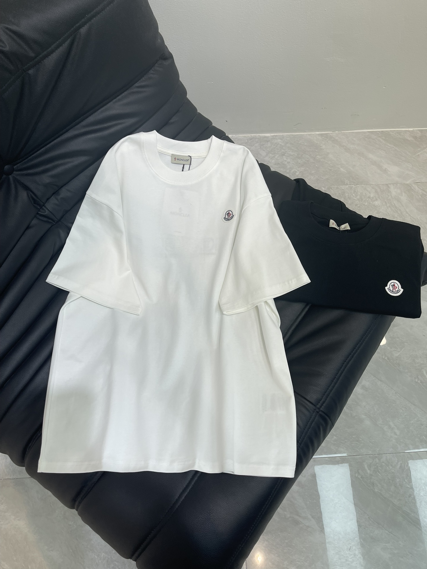 NO:333396,Moncle* 25 new bead-printed logo short-sleeved T-shirt. Customized pure cotton fabric is breathable and comfortable. Micro-marked logo on the chest and embroidered logo on the back. It is simple and unique and charming. The straight-cut style is more suitable for matching with various trendy and fashionable styles. The same style for men and women!  S-XL, Moncler, T-shirt,tees, t-shirt,alexander wang19860909Moncle*蒙口25新款珠印标识短袖T恤.定制纯棉面料透气舒适.胸前微标标识,后幅字母刺绣标识.简洁而富有独特魅力.直裁版型更为适合搭配各种潮流时尚造型.男女同款！S-XL,,Moncler,T-shirt,tees，t-shirt,alexander wang,Women's clothing